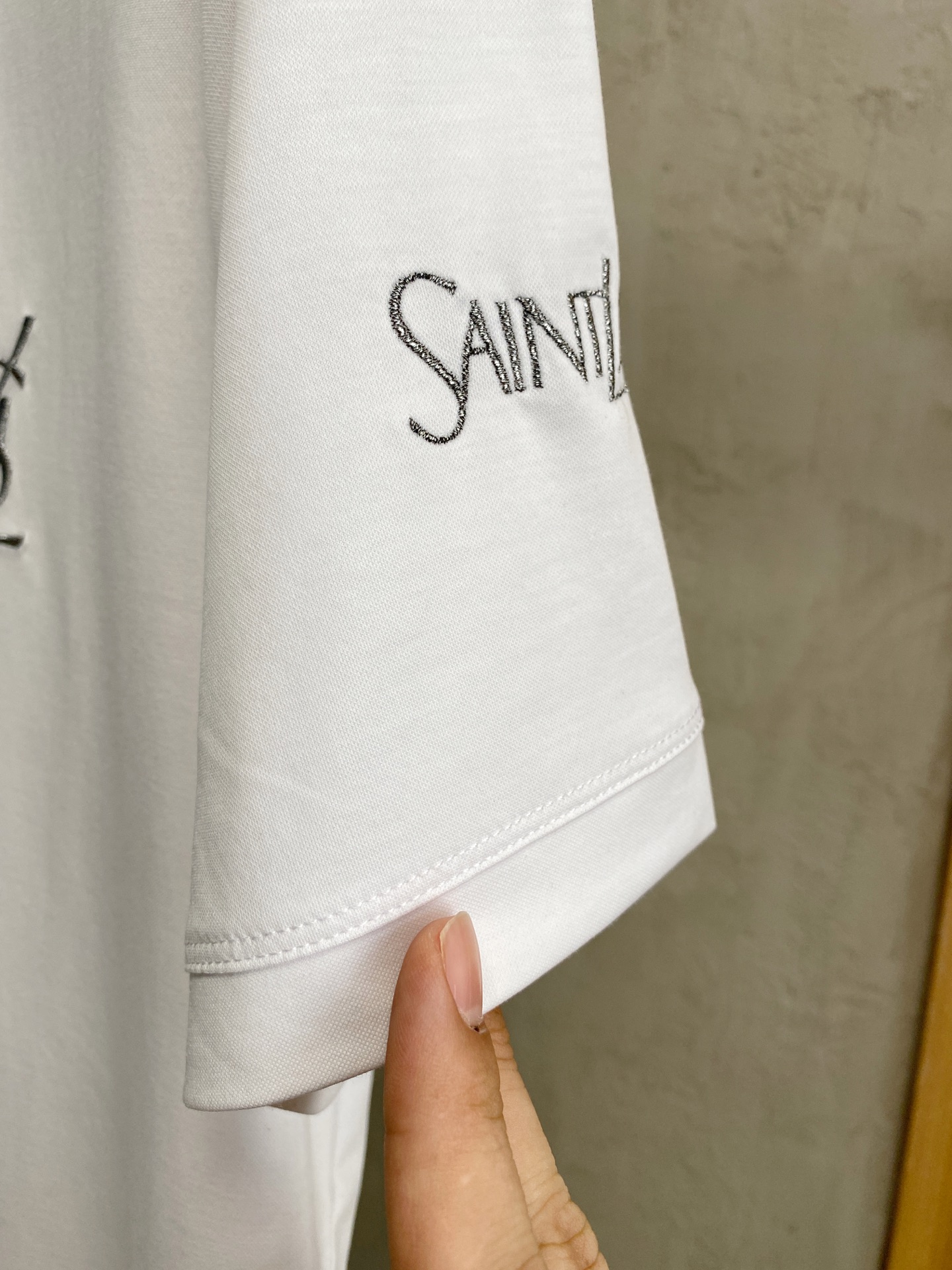  圣罗兰 2025春夏新款首发专柜最新款圆领短袖 高端订制 设计前卫时尚！品牌logo重工艺设计 高端定