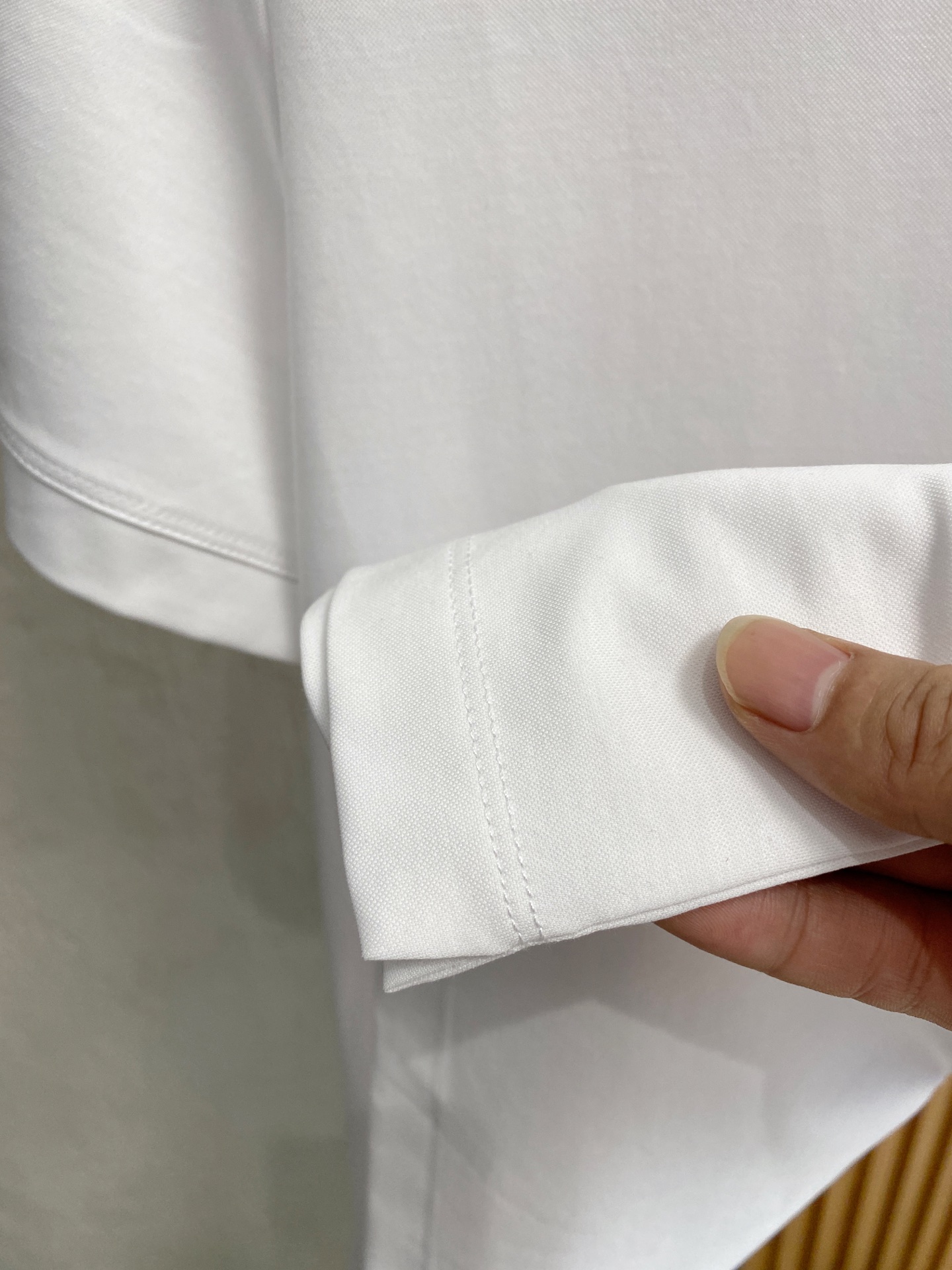  圣罗兰 2025春夏新款首发专柜最新款圆领短袖 高端订制 设计前卫时尚！品牌logo重工艺设计 高端定