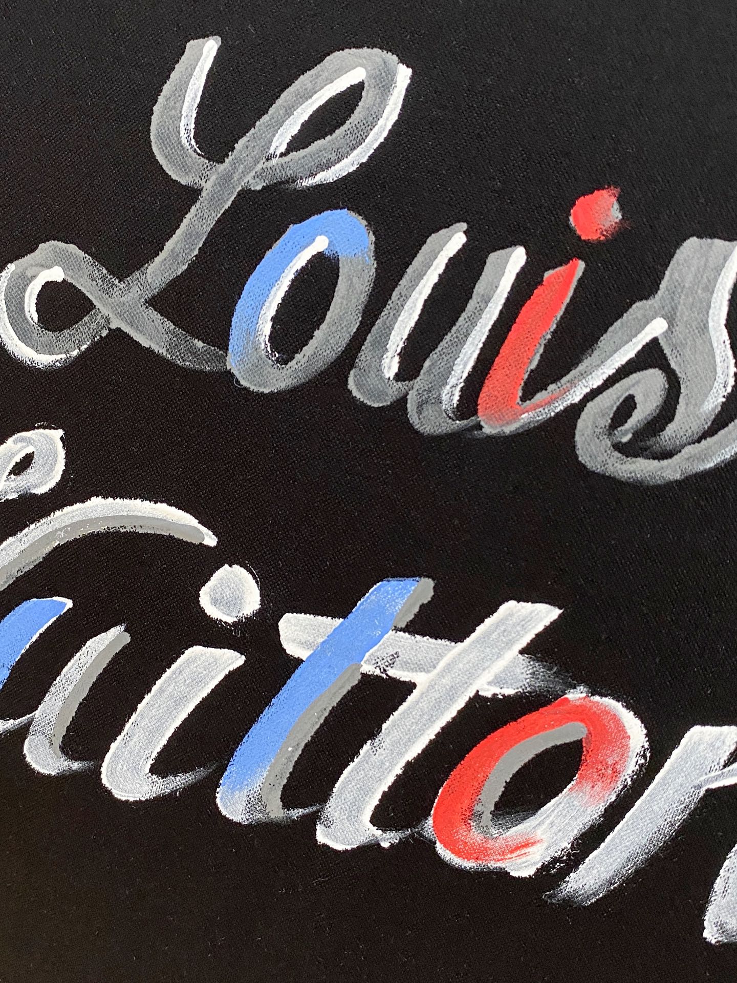  1v 路易威登 2025春夏新款首发专柜最新款圆领短袖 高端订制 设计前卫时尚！品牌logo重工艺设计