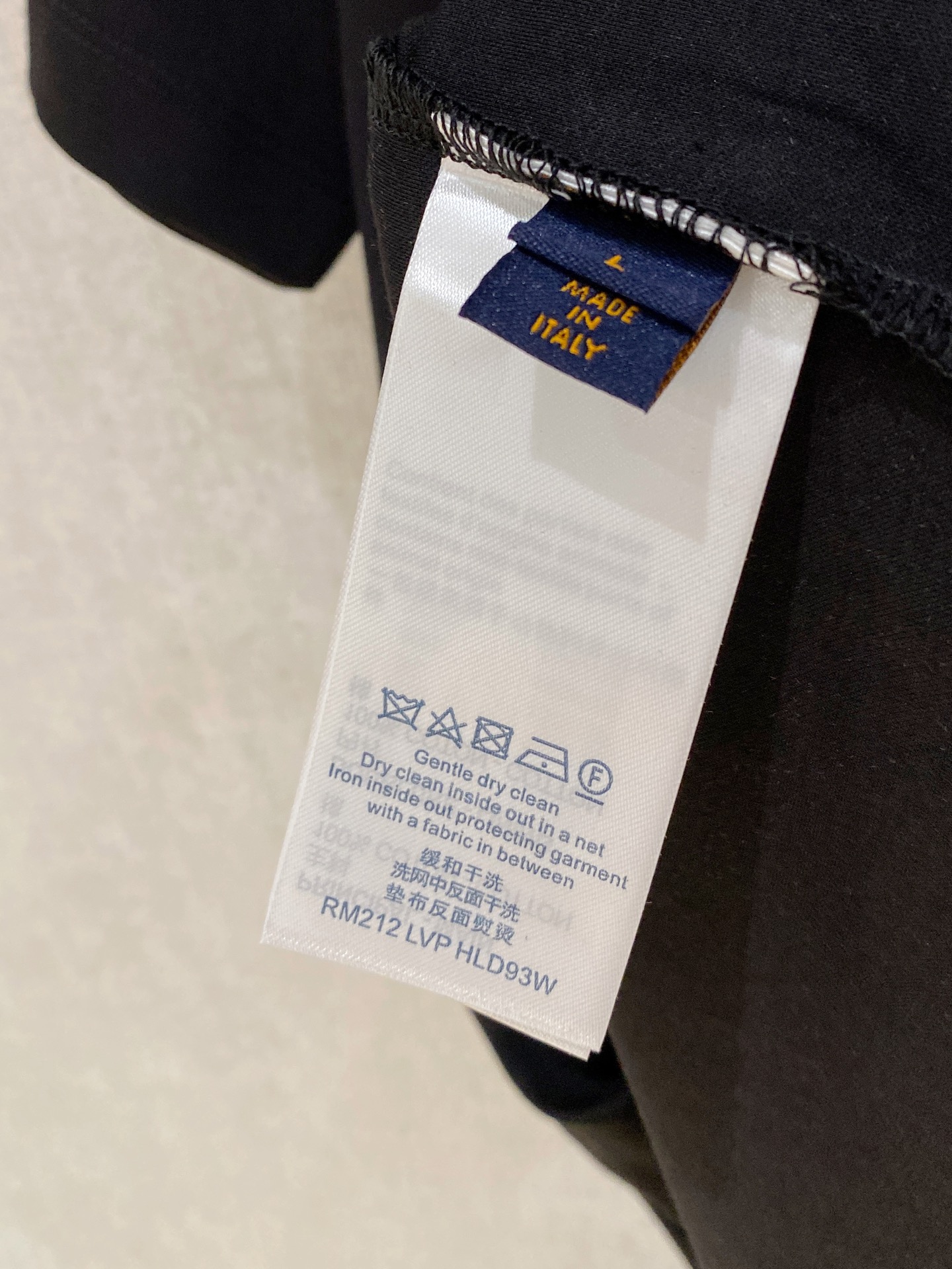  1v 路易威登 2025春夏新款首发专柜最新款圆领短袖 高端订制 设计前卫时尚！品牌logo重工艺设计