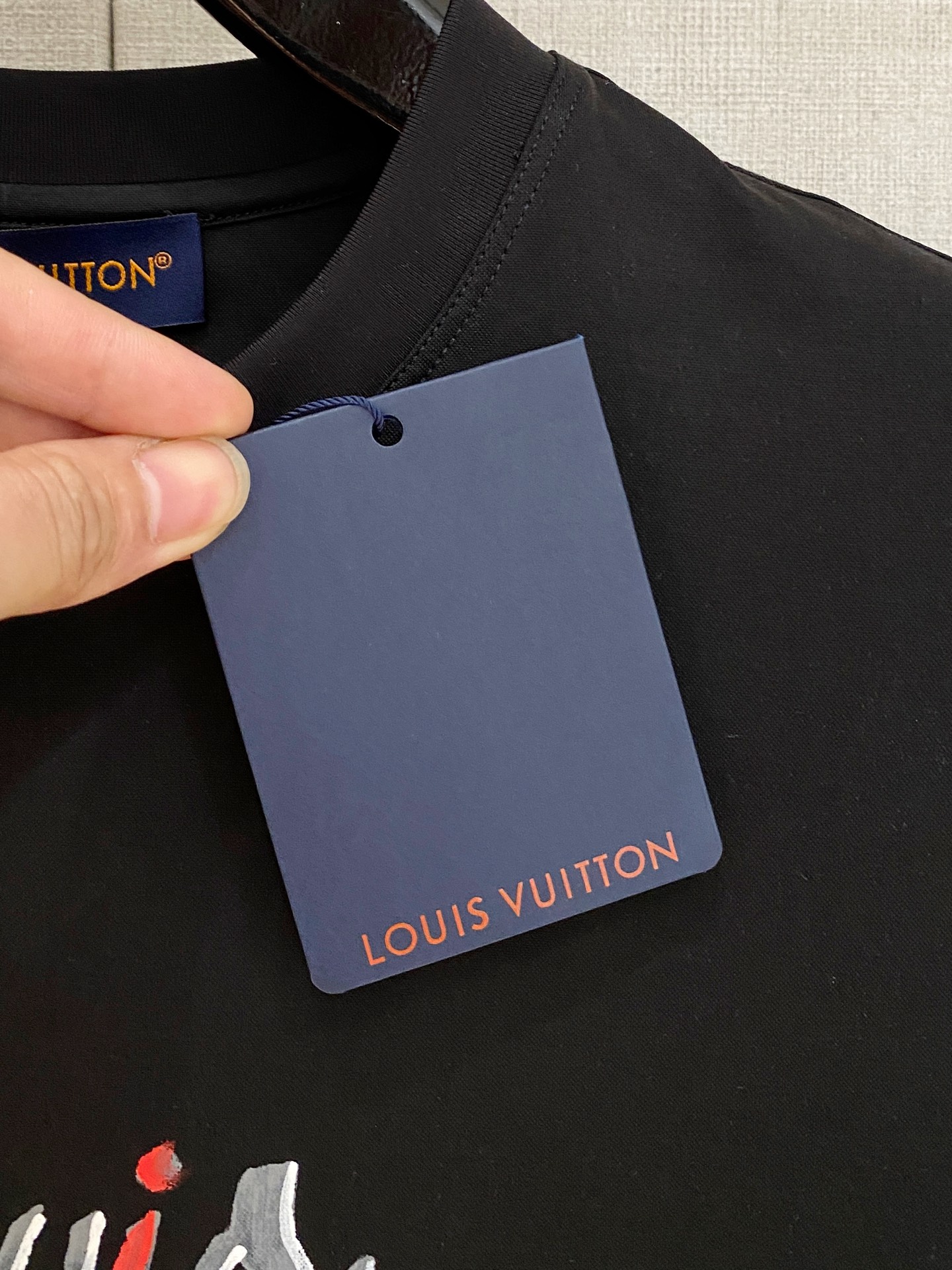  1v 路易威登 2025春夏新款首发专柜最新款圆领短袖 高端订制 设计前卫时尚！品牌logo重工艺设计