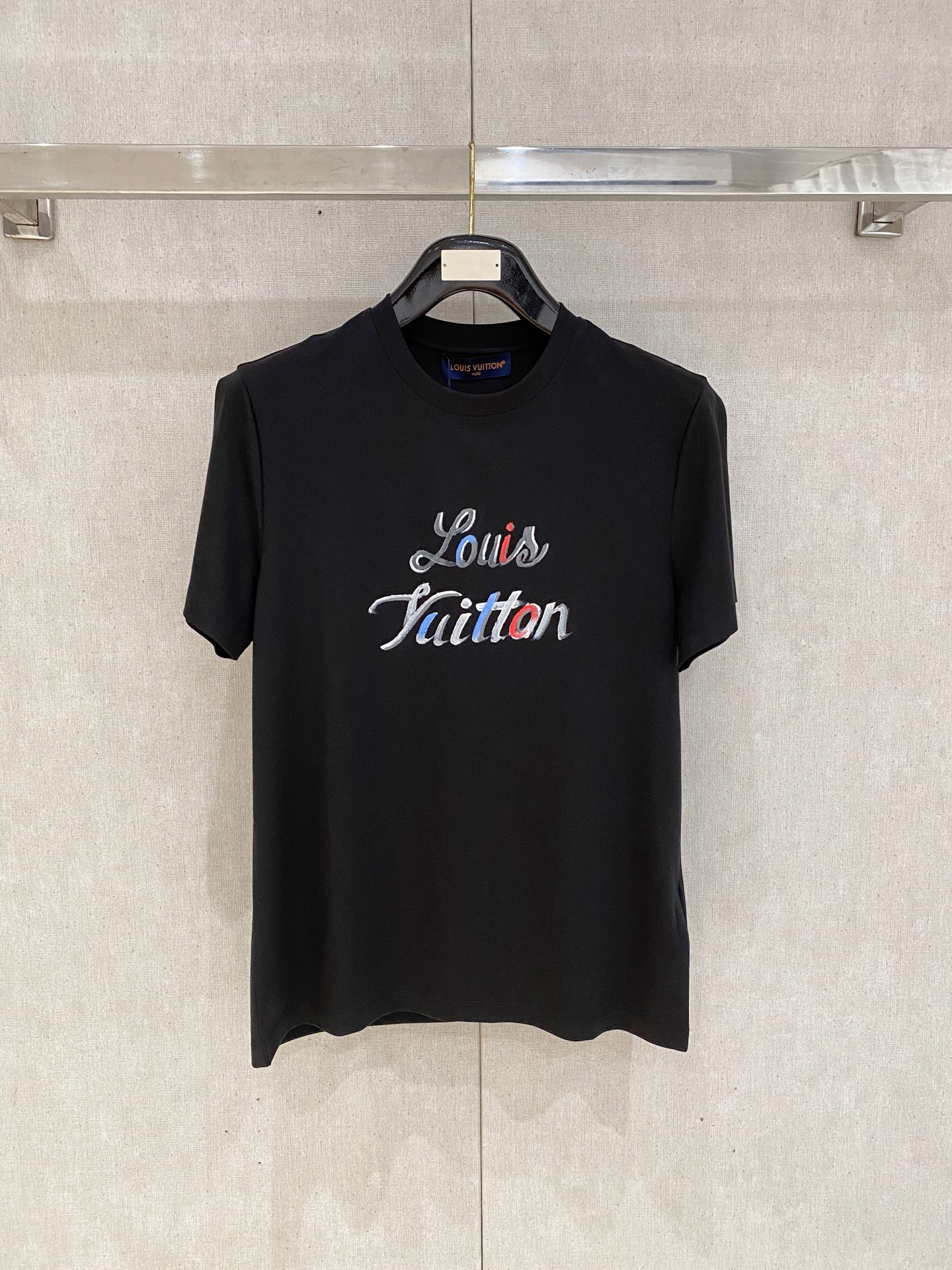 NO:509301,1v Louis Vuitton 2025 spring and summer new model first launch counter latest round neck short sleeves, high-end customization, avant-garde and fashionable design!  Brand logo heavy craft design, high-end customized 100 double-sided mercerated cotton fabric, soft feel, comfortable to wear, exquisite counter-level car line, fine workmanship, invincible and handsome upper body effect!  A must-have item for handsome men!  Code number M-3xL, louis vuitton, T-shirt, alexander wang198609091v 路易威登 2025春夏新款首发专柜最新款圆领短袖 高端订制 设计前卫时尚！品牌logo重工艺设计 高端定制100支双面丝光棉面料.手感柔软.穿着舒适.专柜级别精致车线.做工精细.上身效果无敌帅气！型男必备单品！码数M-3xL,,louis vuitton,T-shirt,alexander wang,Men's clothing