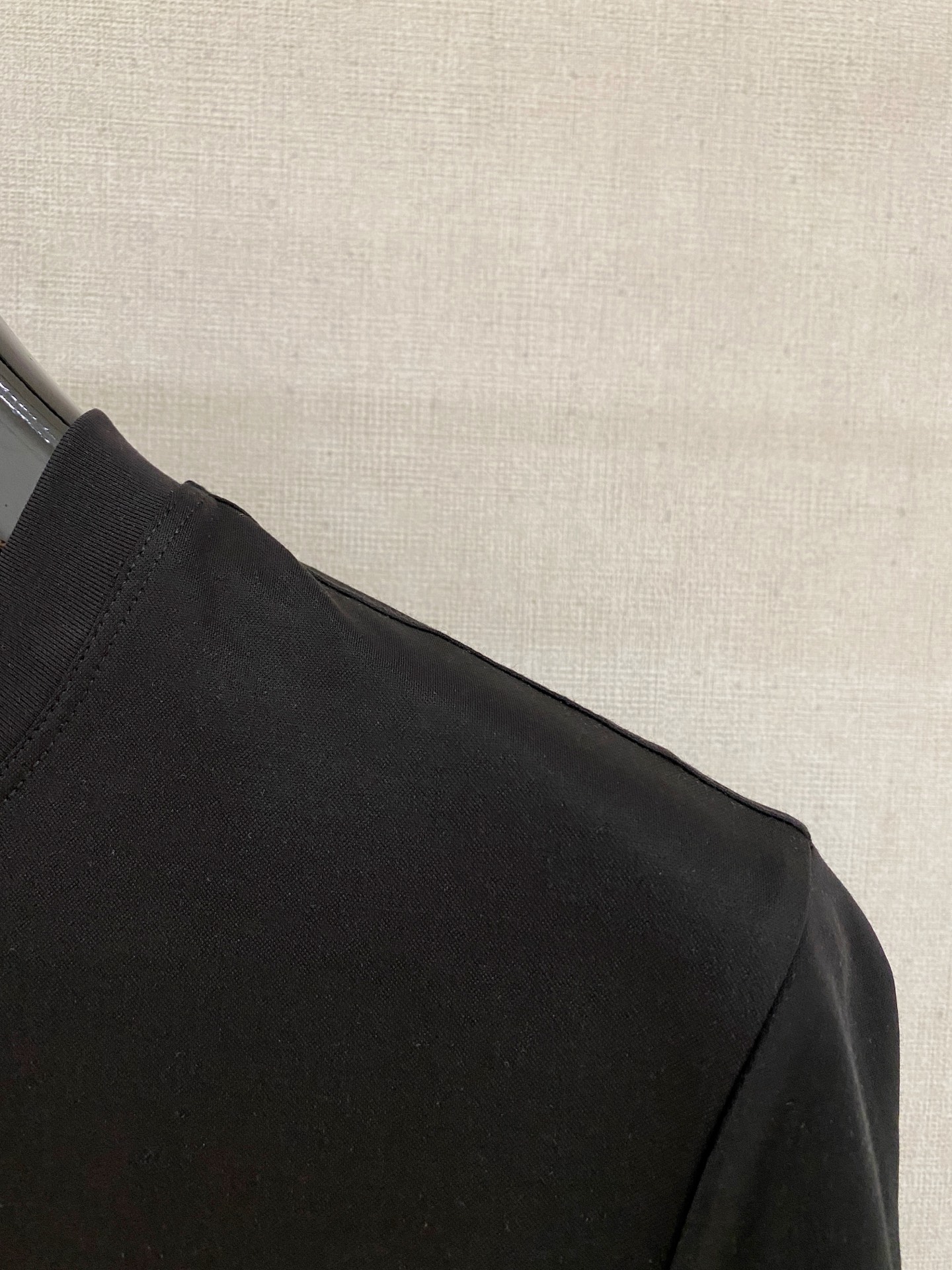  1v 路易威登 2025春夏新款首发专柜最新款圆领短袖 高端订制 设计前卫时尚！品牌logo重工艺设计