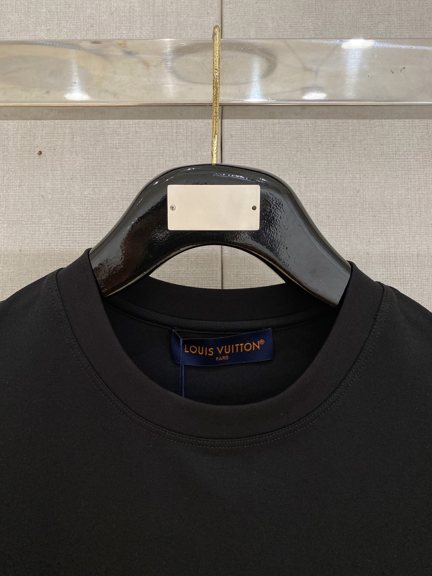  1v 路易威登 2025春夏新款首发专柜最新款圆领短袖 高端订制 设计前卫时尚！品牌logo重工艺设计