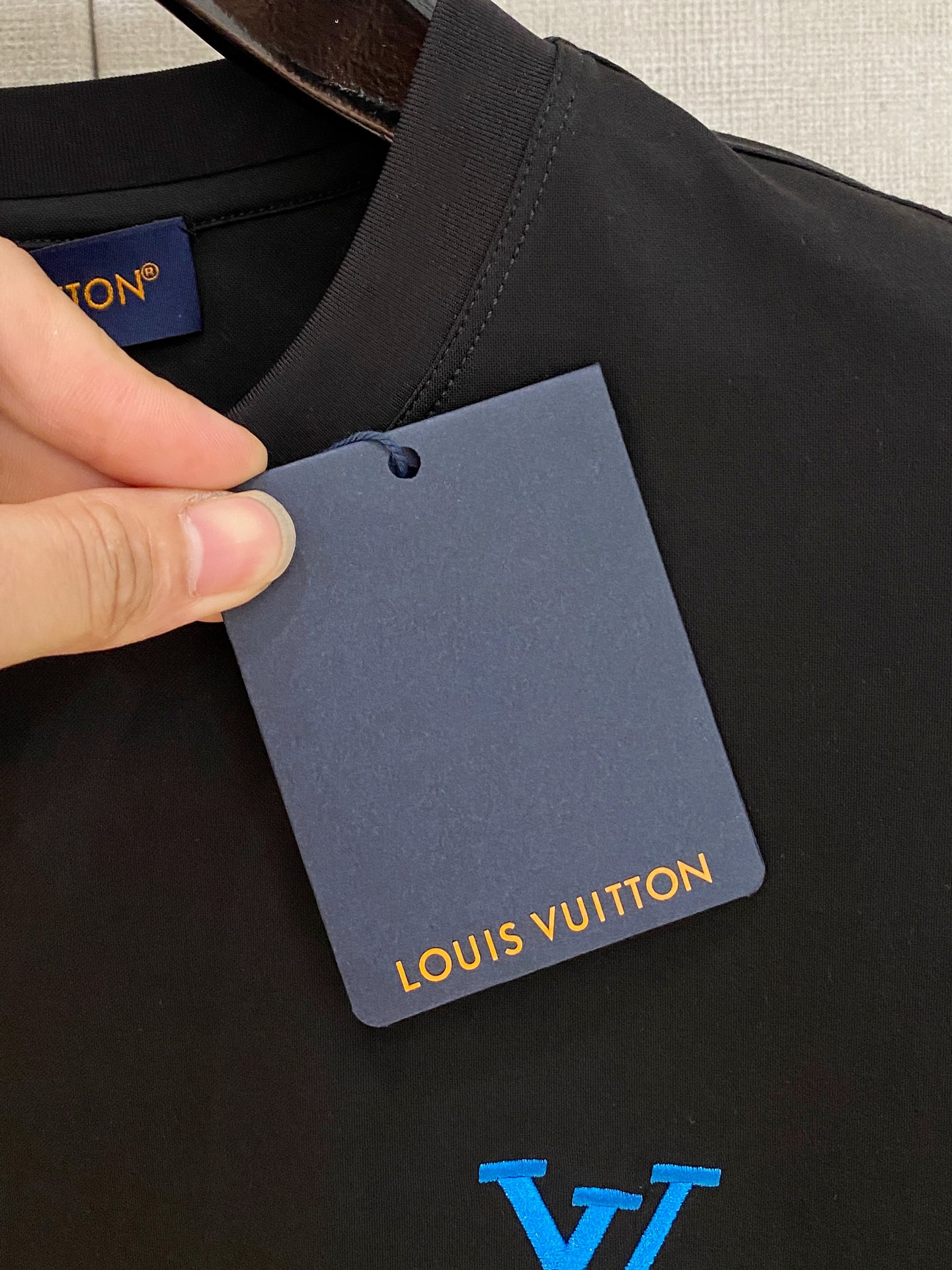  1v 路易威登 2025春夏新款首发专柜最新款圆领短袖 高端订制 设计前卫时尚！品牌logo重工艺设计