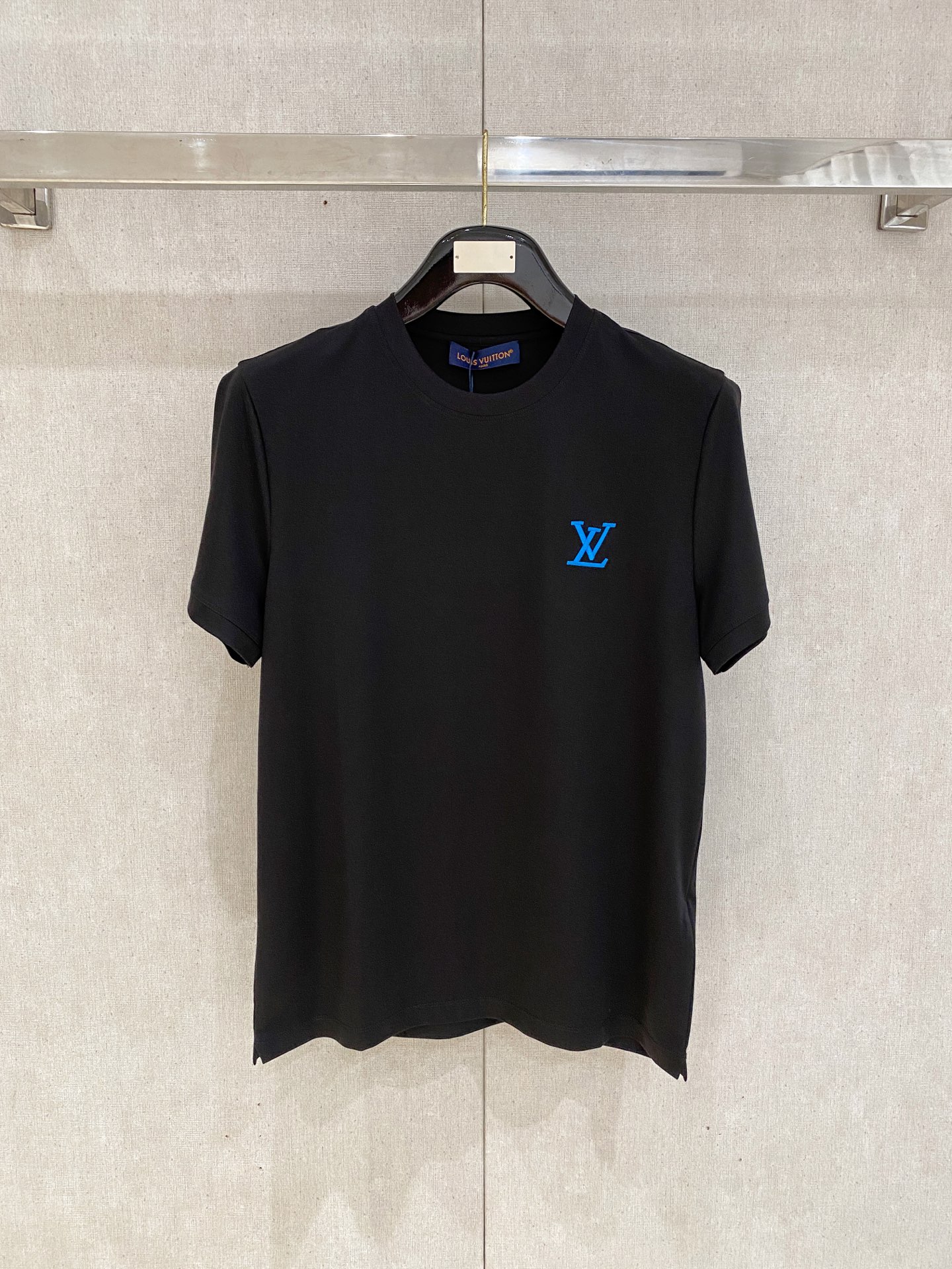  1v 路易威登 2025春夏新款首发专柜最新款圆领短袖 高端订制 设计前卫时尚！品牌logo重工艺设计