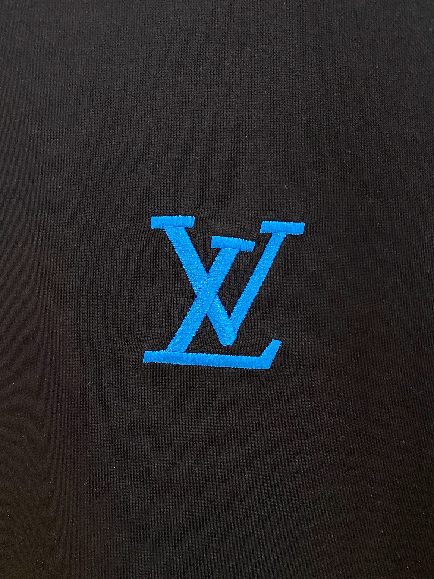  1v 路易威登 2025春夏新款首发专柜最新款圆领短袖 高端订制 设计前卫时尚！品牌logo重工艺设计