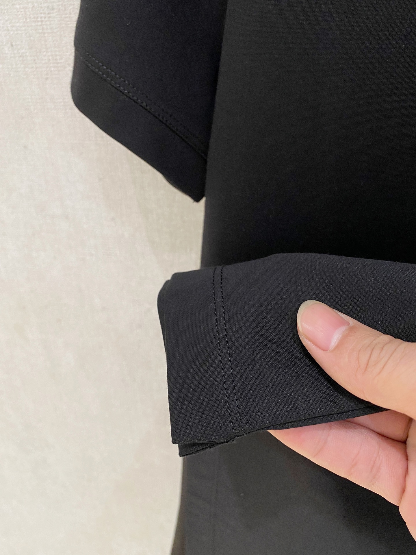  1v 路易威登 2025春夏新款首发专柜最新款圆领短袖 高端订制 设计前卫时尚！品牌logo重工艺设计