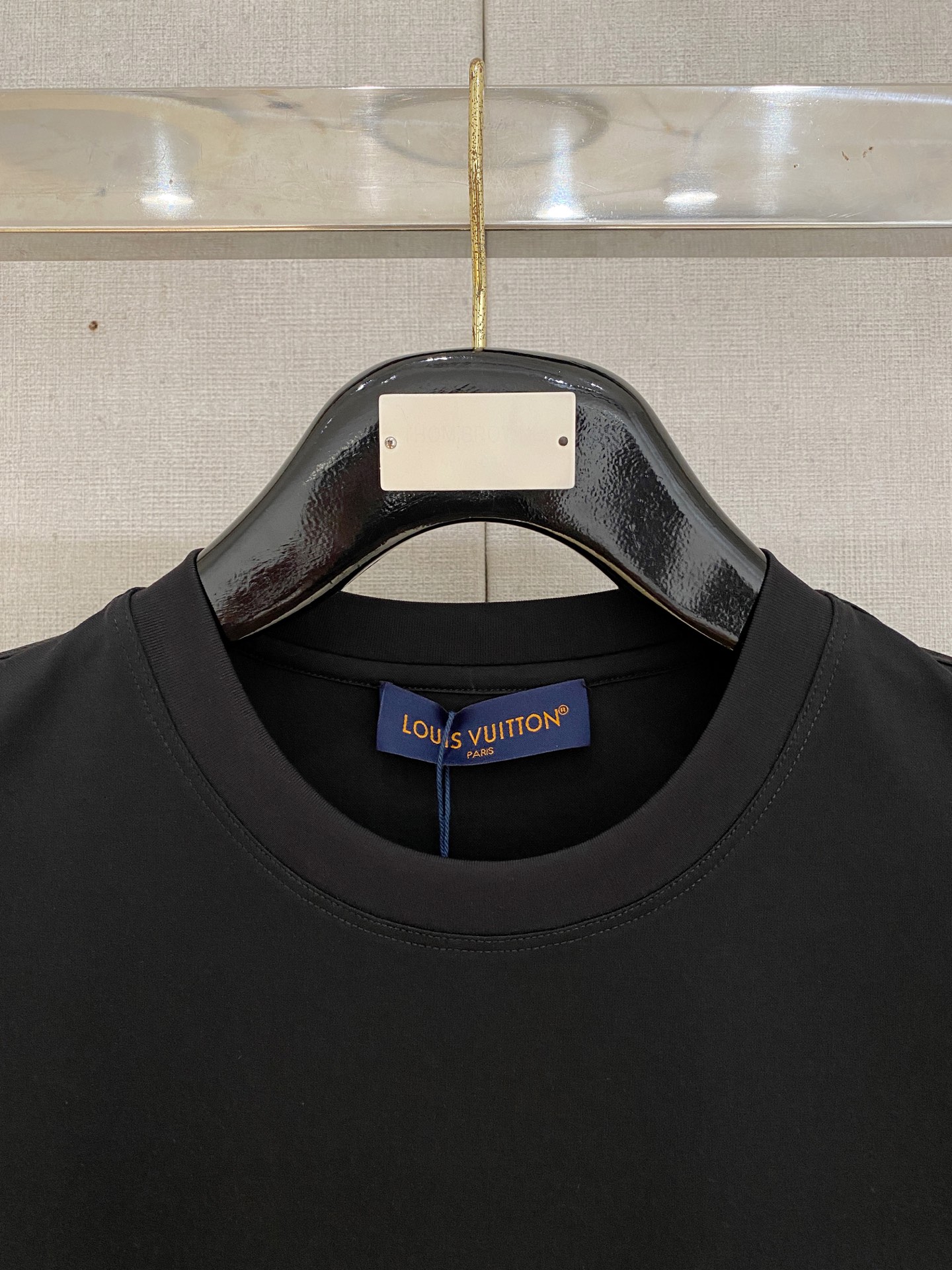  1v 路易威登 2025春夏新款首发专柜最新款圆领短袖 高端订制 设计前卫时尚！品牌logo重工艺设计