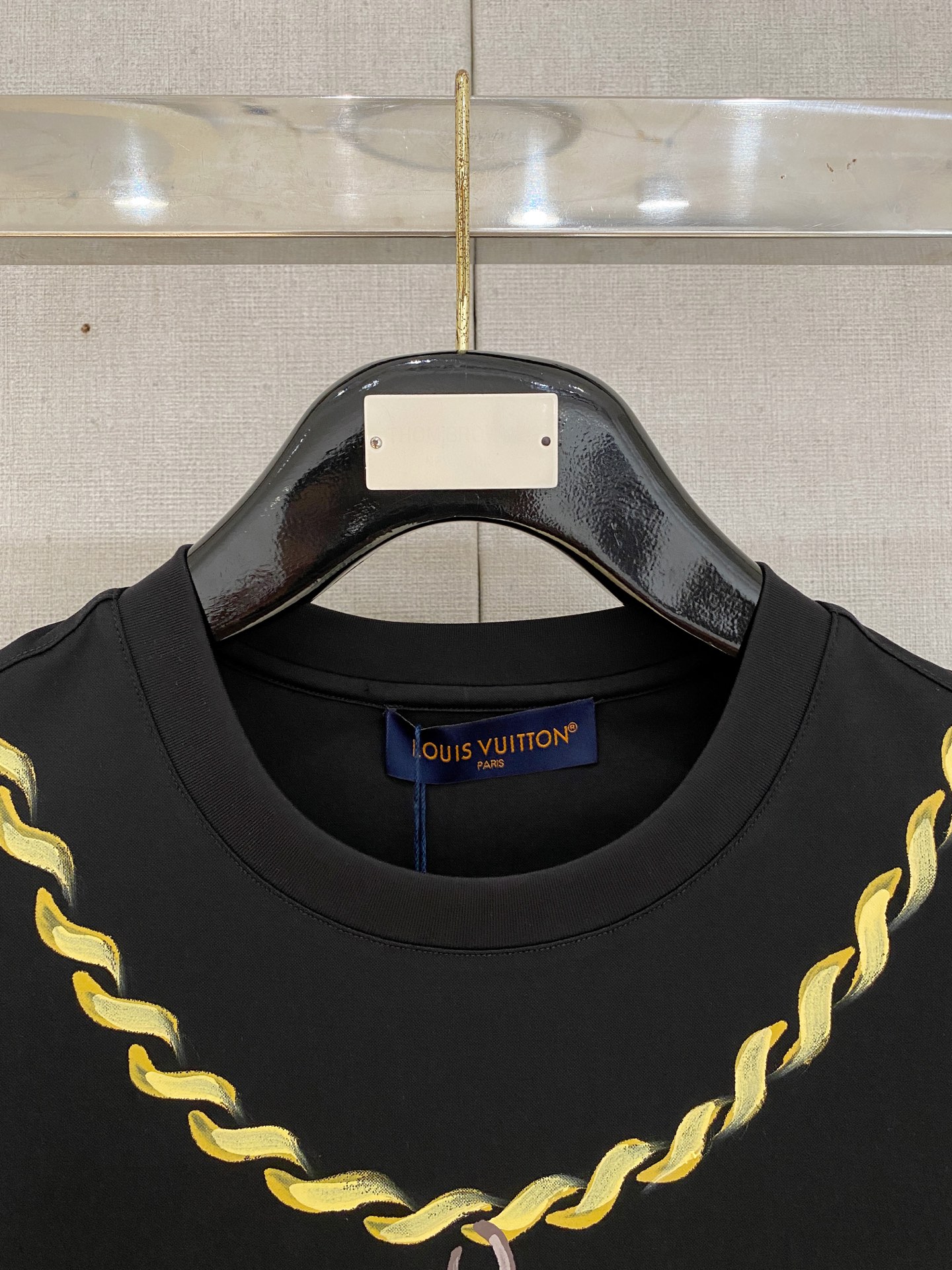  1v 路易威登 2025春夏新款首发专柜最新款圆领短袖 高端订制 设计前卫时尚！品牌logo重工艺设计