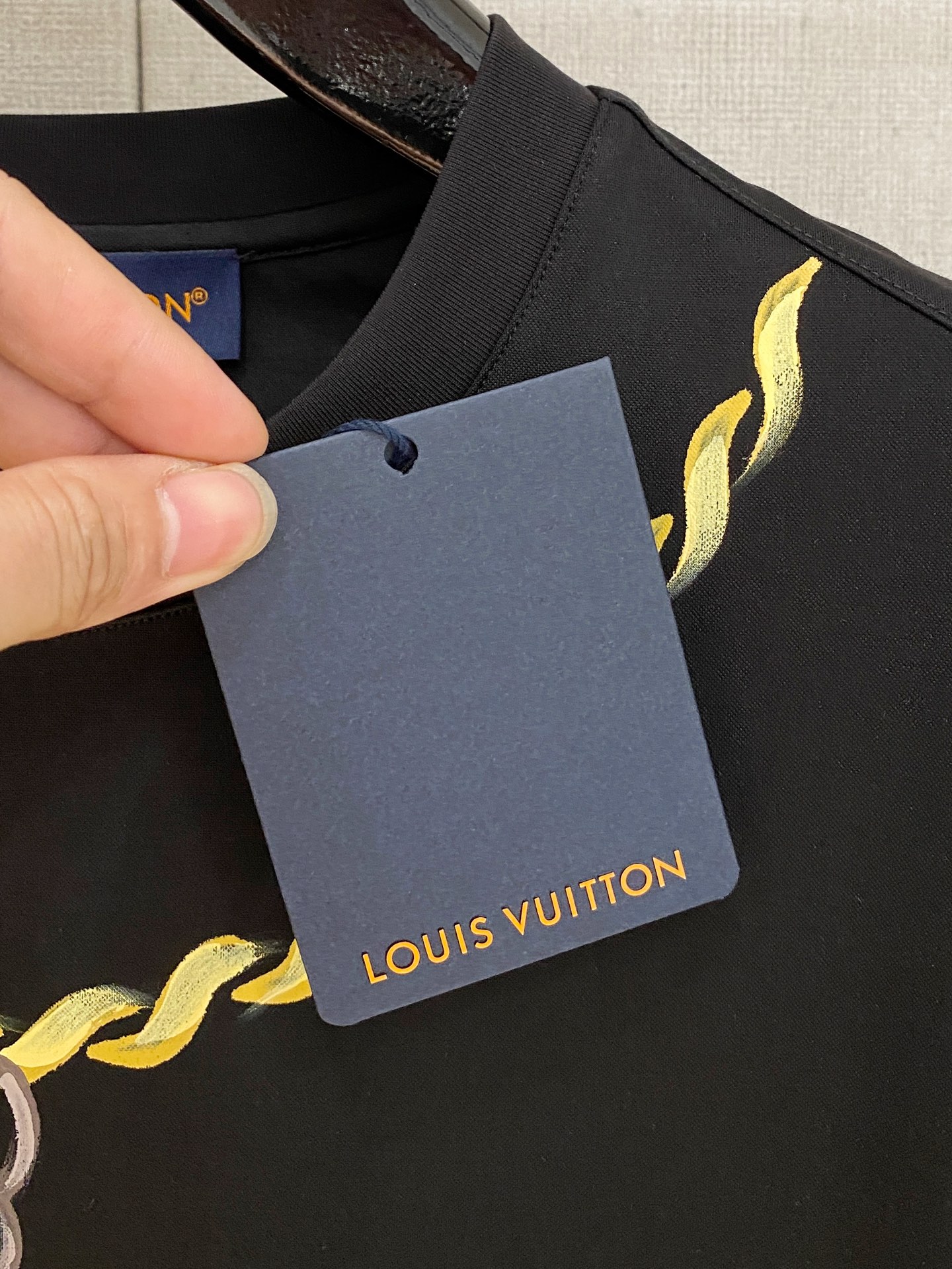  1v 路易威登 2025春夏新款首发专柜最新款圆领短袖 高端订制 设计前卫时尚！品牌logo重工艺设计