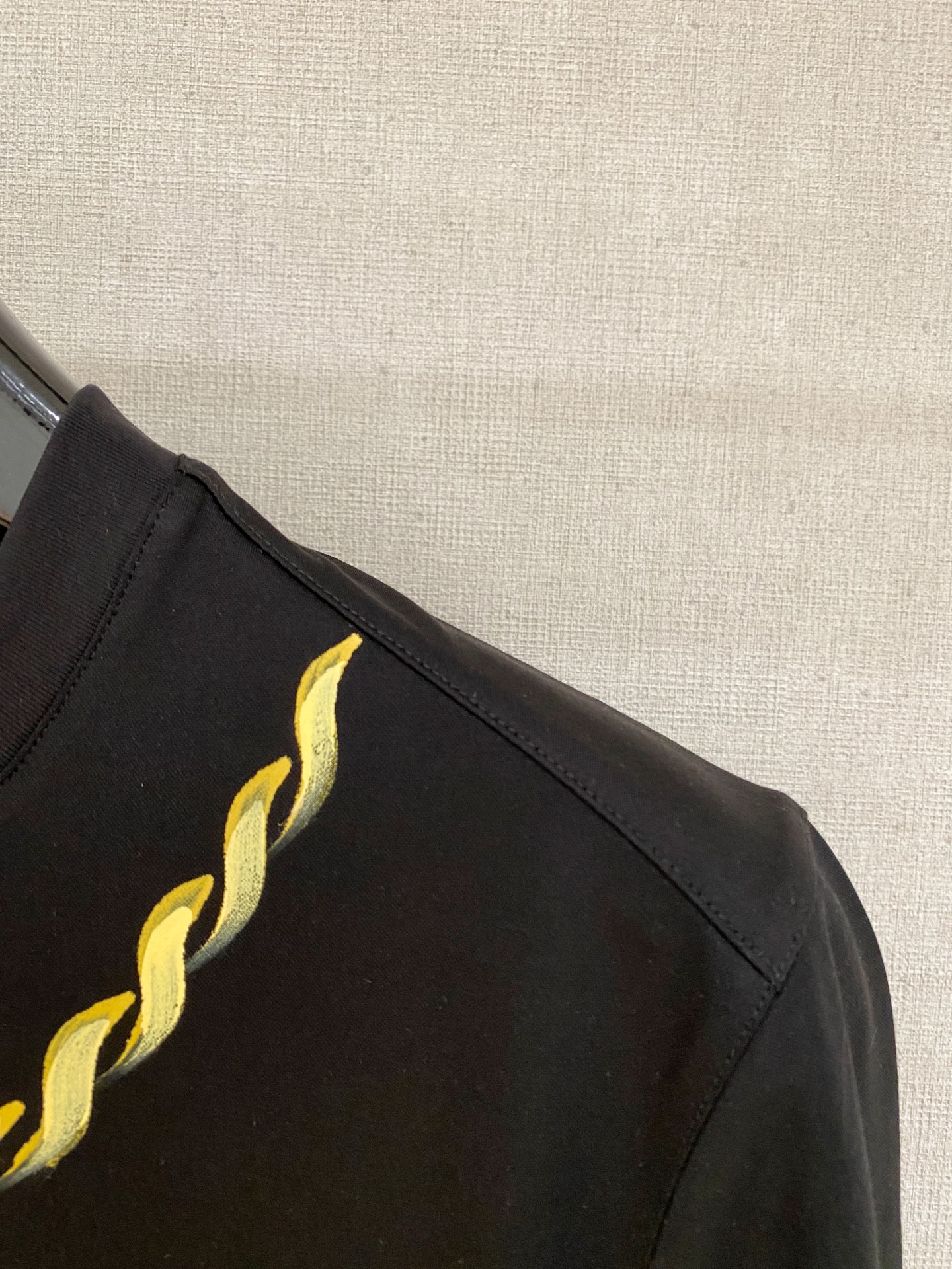  1v 路易威登 2025春夏新款首发专柜最新款圆领短袖 高端订制 设计前卫时尚！品牌logo重工艺设计