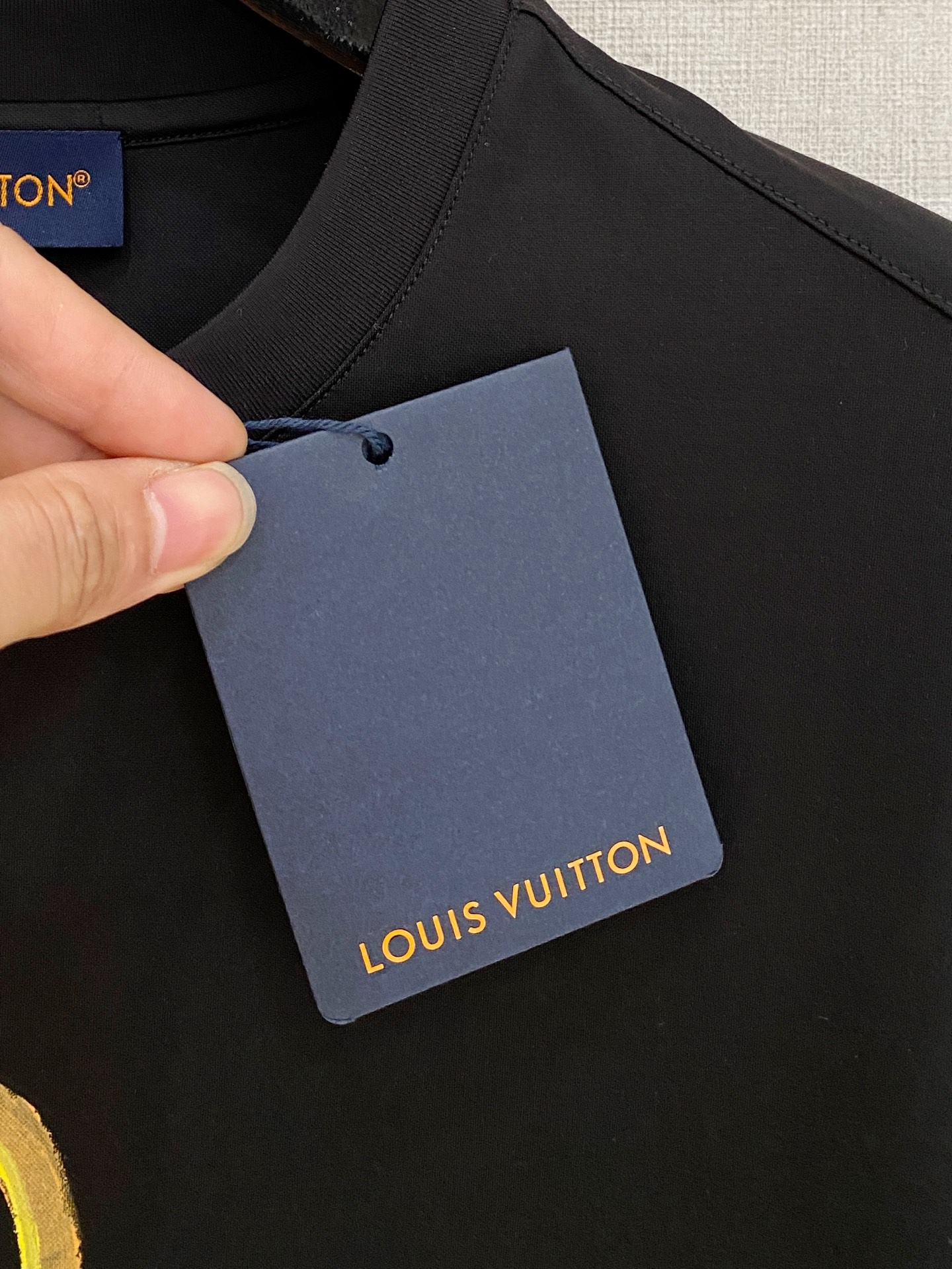  1v 路易威登 2025春夏新款首发专柜最新款圆领短袖 高端订制 设计前卫时尚！品牌logo重工艺设计