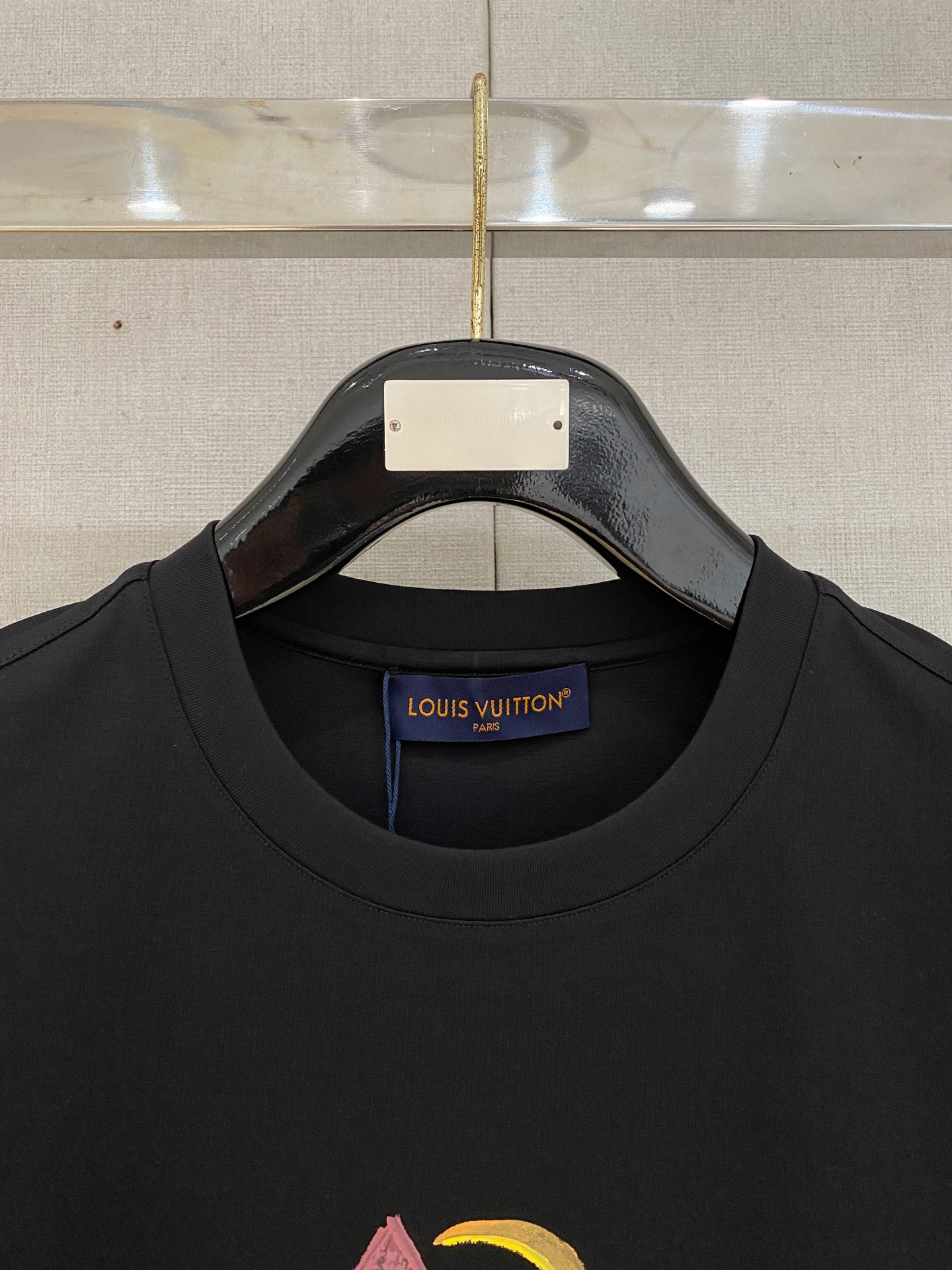  1v 路易威登 2025春夏新款首发专柜最新款圆领短袖 高端订制 设计前卫时尚！品牌logo重工艺设计