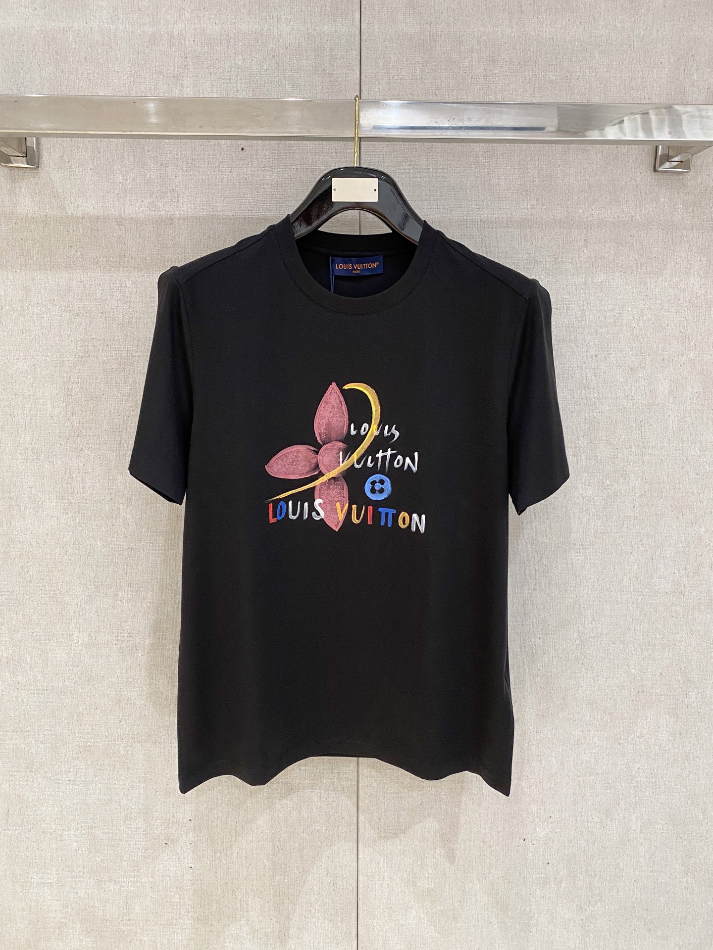 NO:496800,1v Louis Vuitton Spring and summer new styles are the latest round neck short sleeves in the counter, high-end customization, avant-garde and fashionable design!  Brand logo heavy craft design, high-end customized 100 double-sided mercerated cotton fabric, soft feel, comfortable to wear, exquisite counter-level car line, fine workmanship, invincible and handsome upper body effect!  A must-have item for handsome men!  Code number M-3xL, louis vuitton, T-shirt, alexander wang198609091v 路易威登 春夏新款首发专柜最新款圆领短袖 高端订制 设计前卫时尚！品牌logo重工艺设计 高端定制100支双面丝光棉面料.手感柔软.穿着舒适.专柜级别精致车线.做工精细.上身效果无敌帅气！型男必备单品！码数M-3xL,,louis vuitton,T-shirt,alexander wang,Men's clothing