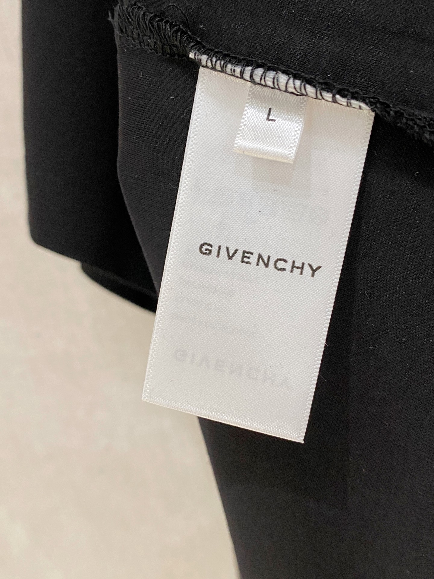  纪梵希 2025春夏新款首发专柜最新款圆领短袖 高端订制 设计前卫时尚！品牌logo重工艺设计 高端定