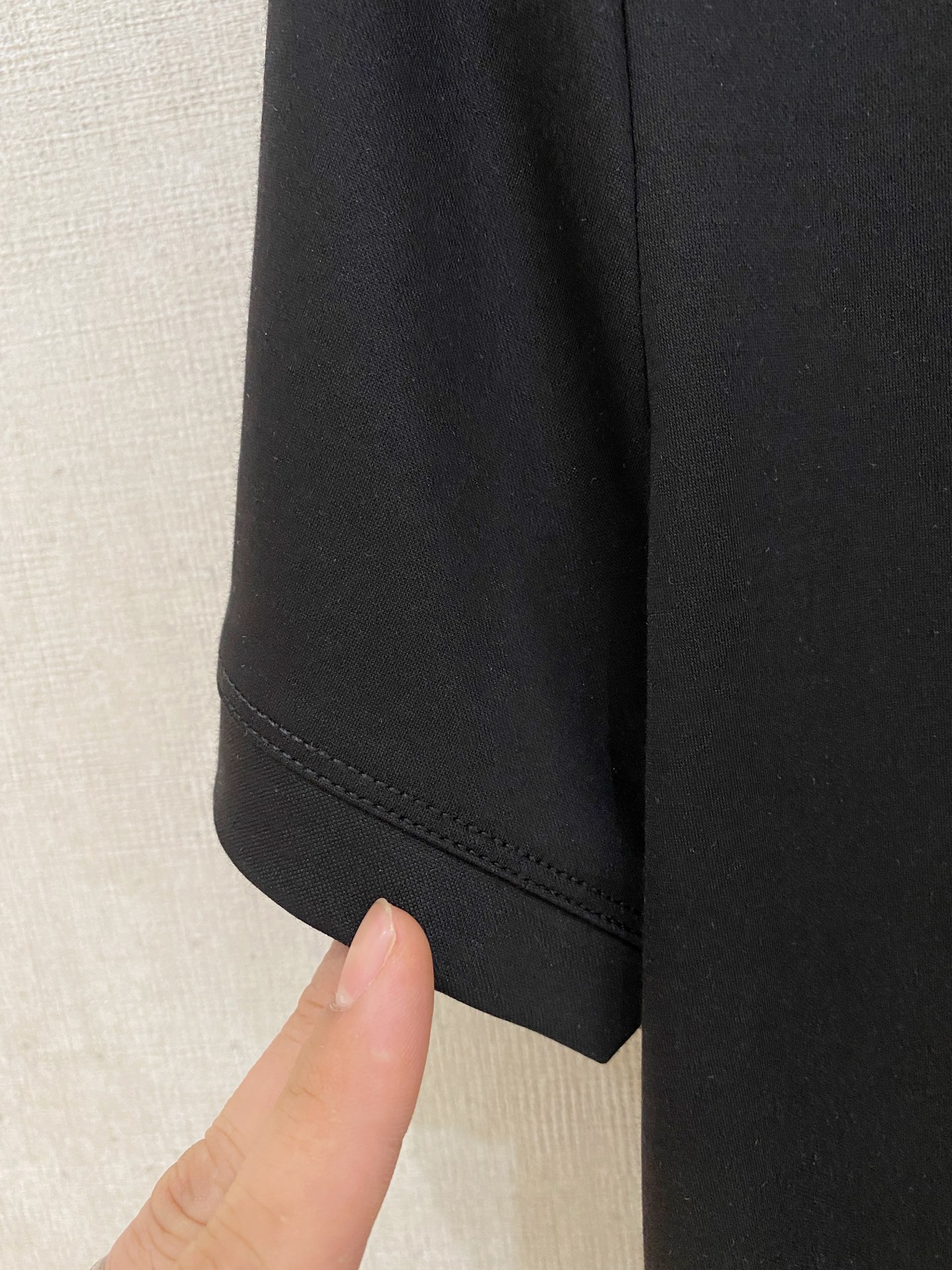  普拉达  2025春夏新款首发专柜最新款圆领短袖 高端订制 设计前卫时尚！品牌logo重工艺设计 高端