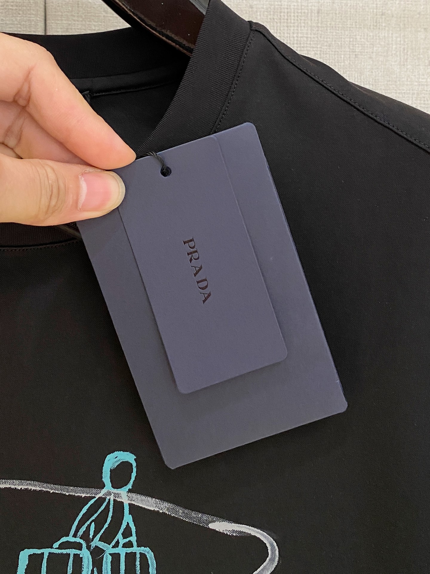  普拉达  2025春夏新款首发专柜最新款圆领短袖 高端订制 设计前卫时尚！品牌logo重工艺设计 高端