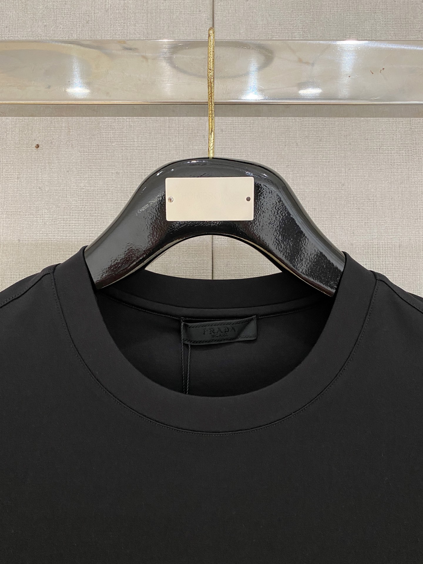  普拉达  2025春夏新款首发专柜最新款圆领短袖 高端订制 设计前卫时尚！品牌logo重工艺设计 高端