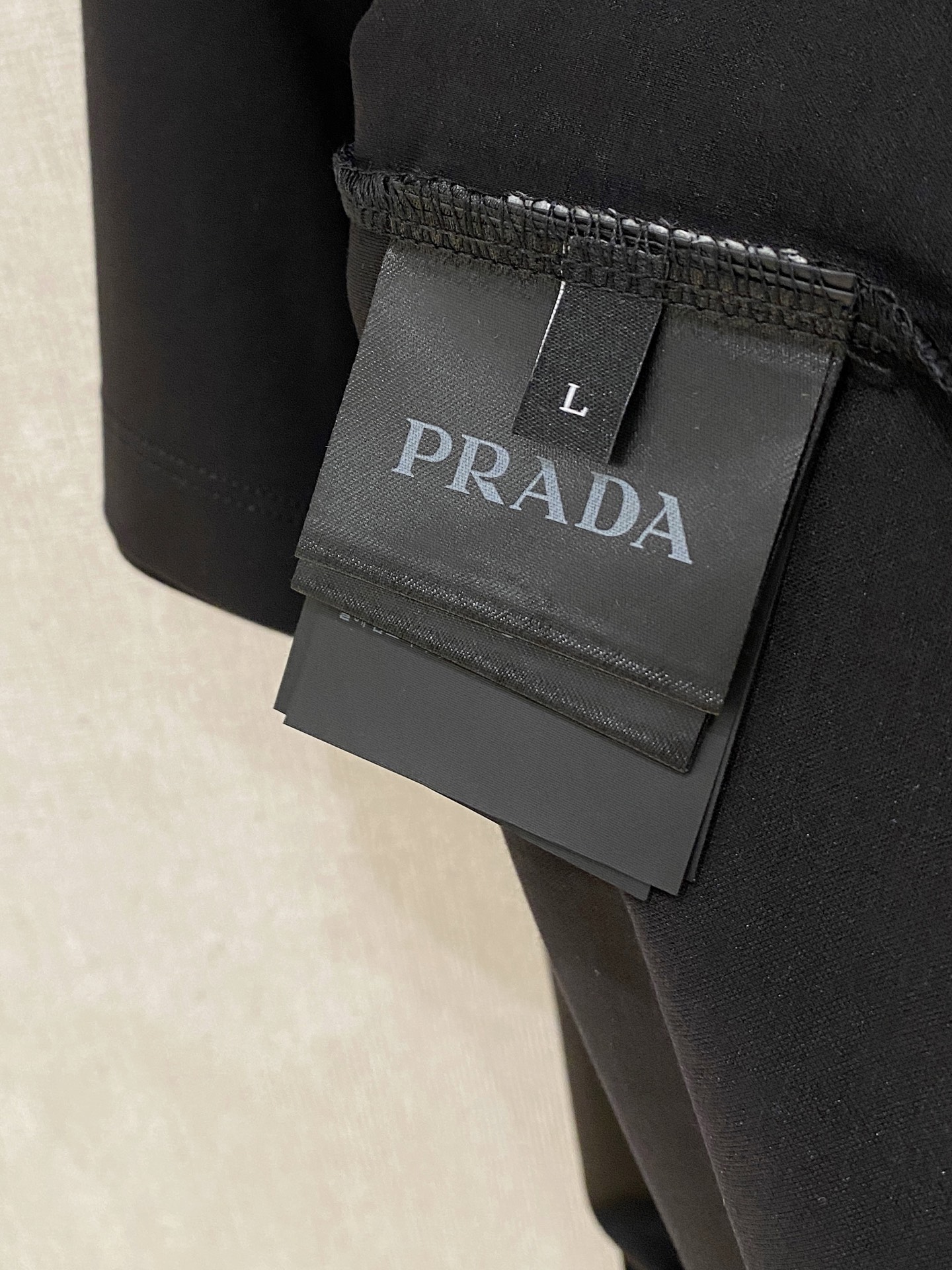  普拉达  2025春夏新款首发专柜最新款圆领短袖 高端订制 设计前卫时尚！品牌logo重工艺设计 高端