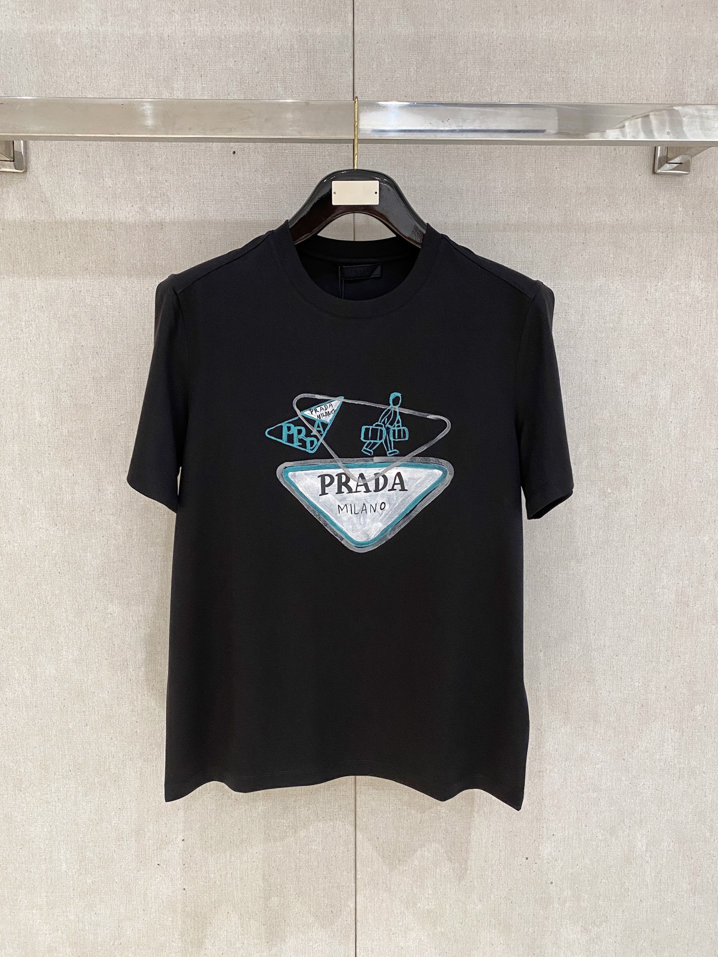 NO:509297,Prada 2025 spring and summer new styles are the latest round neck short sleeves in the counter, high-end customization, avant-garde and fashionable design!  Brand logo heavy craft design, high-end customized 100 double-sided mercerated cotton fabric, soft feel, comfortable to wear, exquisite counter-level car line, fine workmanship, invincible and handsome upper body effect!  A must-have item for handsome men!  Code number M-3xL, prada, T-shirt, alexander wang19860909普拉达 2025春夏新款首发专柜最新款圆领短袖 高端订制 设计前卫时尚！品牌logo重工艺设计 高端定制100支双面丝光棉面料.手感柔软.穿着舒适.专柜级别精致车线.做工精细.上身效果无敌帅气！型男必备单品！码数M-3xL,,prada,T-shirt,alexander wang,Men's clothing