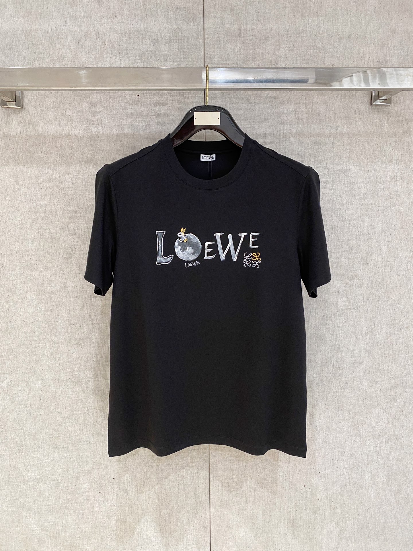 NO:509308,Luo Yiwei's new spring and summer new model in the first counter has the latest round neck short sleeves, high-end customization, avant-garde and fashionable design!  Brand logo heavy craft design, high-end customized 100 double-sided mercerated cotton fabric, soft feel, comfortable to wear, exquisite counter-level car line, fine workmanship, invincible and handsome upper body effect!  A must-have item for handsome men!  Code number M-3xL, loewe, T-shirt, alexander wang19860909罗意威 2025春夏新款首发专柜最新款圆领短袖 高端订制 设计前卫时尚！品牌logo重工艺设计 高端定制100支双面丝光棉面料.手感柔软.穿着舒适.专柜级别精致车线.做工精细.上身效果无敌帅气！型男必备单品！码数M-3xL,,loewe,T-shirt,alexander wang,Men's clothing