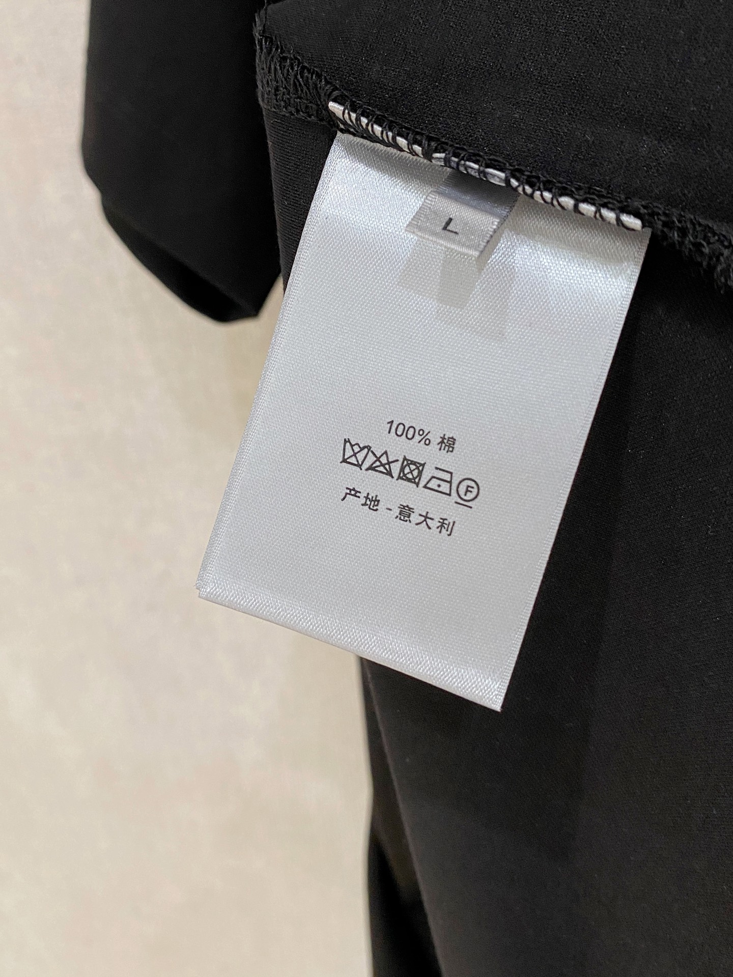  迪奥 2025春夏新款首发专柜最新款圆领短袖 高端订制 设计前卫时尚！品牌logo重工艺设计 高端定制