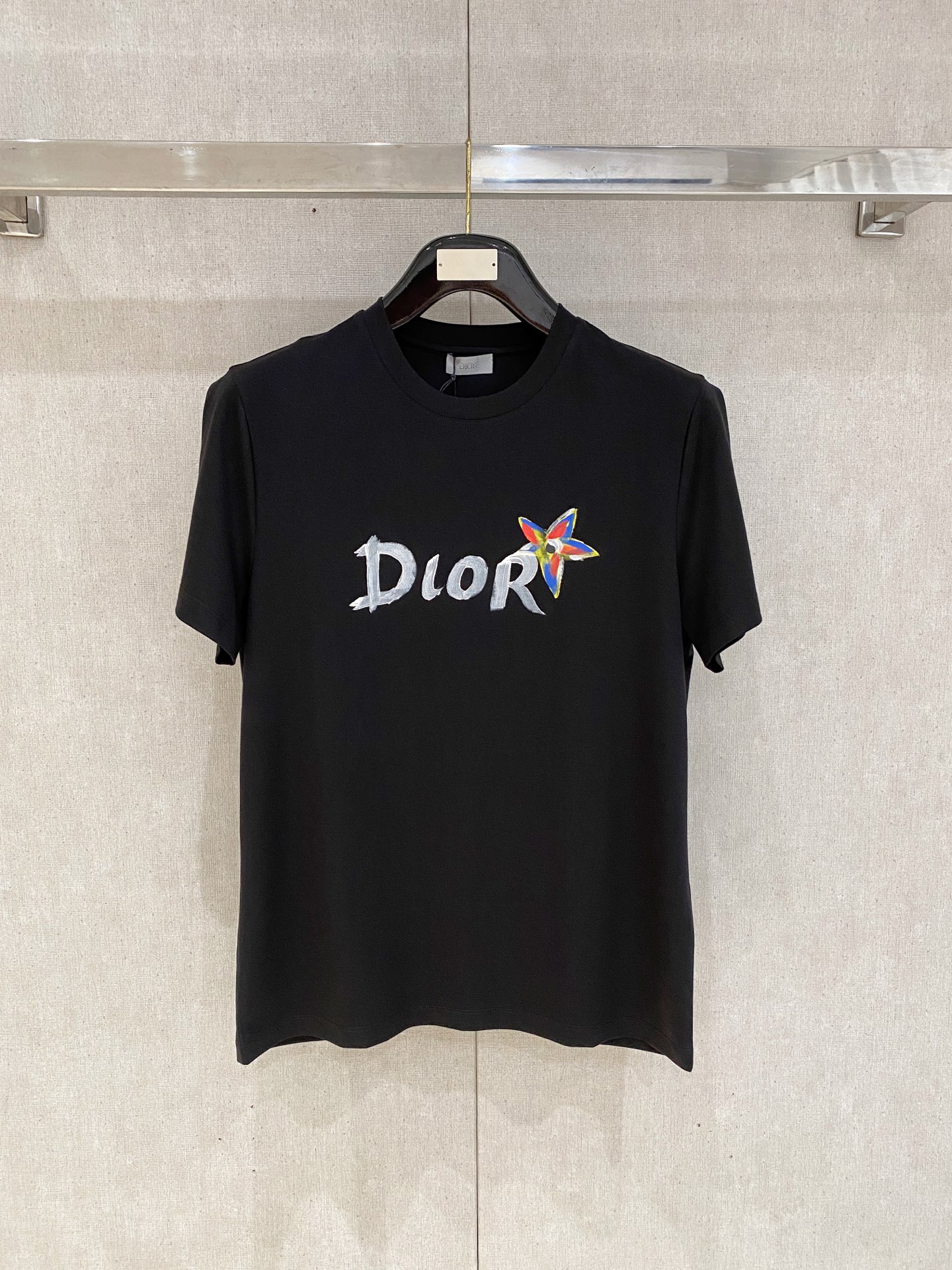 NO:509303,Dior 2025 spring and summer new model first launch counter latest round neck short sleeves, high-end customization, avant-garde and fashionable design!  Brand logo heavy craft design, high-end customized 100 double-sided mercerated cotton fabric, soft feel, comfortable to wear, exquisite counter-level car line, fine workmanship, invincible and handsome upper body effect!  A must-have item for handsome men!  Code number M-3xL, dior, T-shirt, alexander wang19860909迪奥 2025春夏新款首发专柜最新款圆领短袖 高端订制 设计前卫时尚！品牌logo重工艺设计 高端定制100支双面丝光棉面料.手感柔软.穿着舒适.专柜级别精致车线.做工精细.上身效果无敌帅气！型男必备单品！码数M-3xL,,dior,T-shirt,alexander wang,Men's clothing