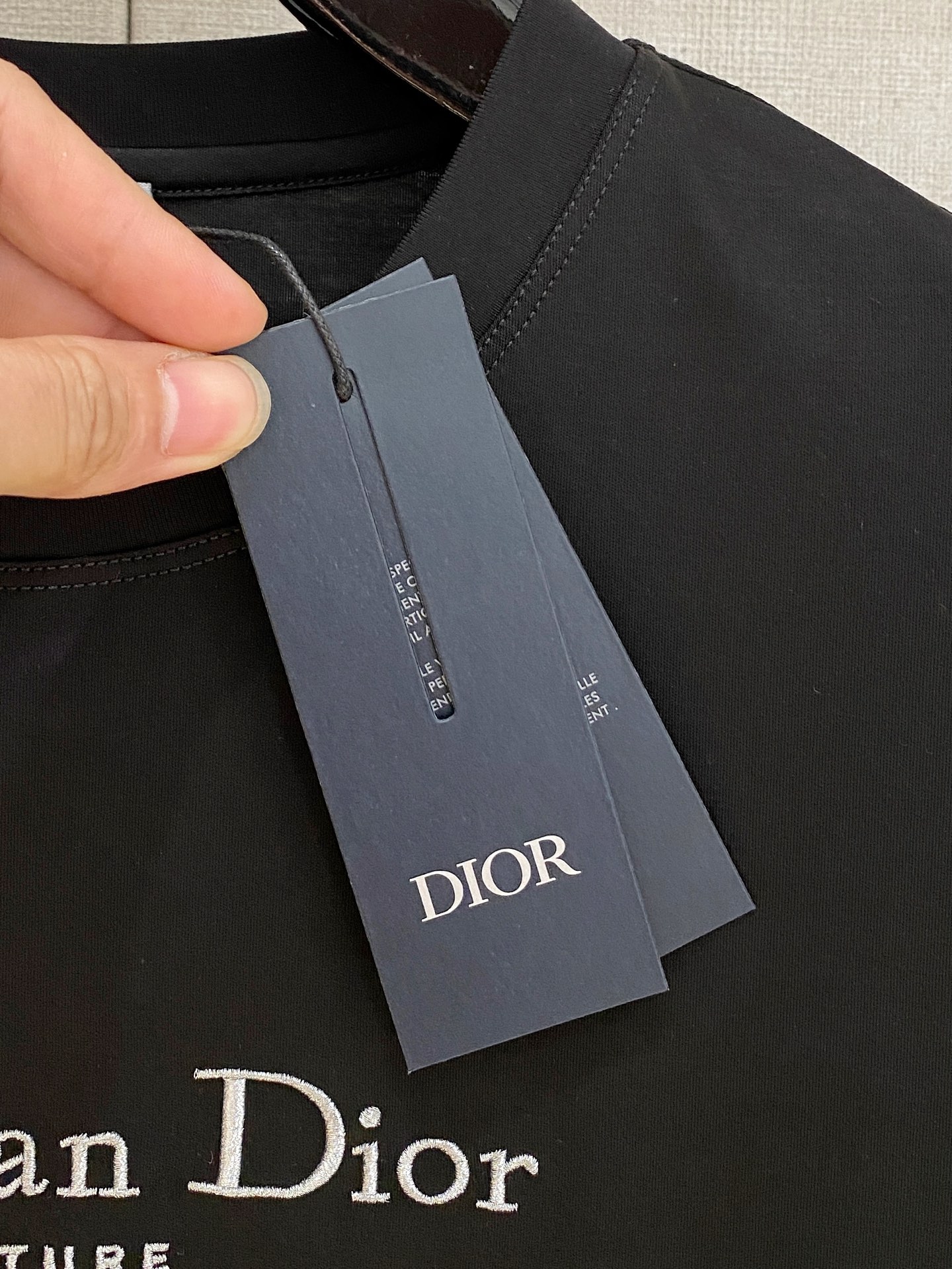  迪奥 2025春夏新款首发专柜最新款圆领短袖 高端订制 设计前卫时尚！品牌logo重工艺设计 高端定制