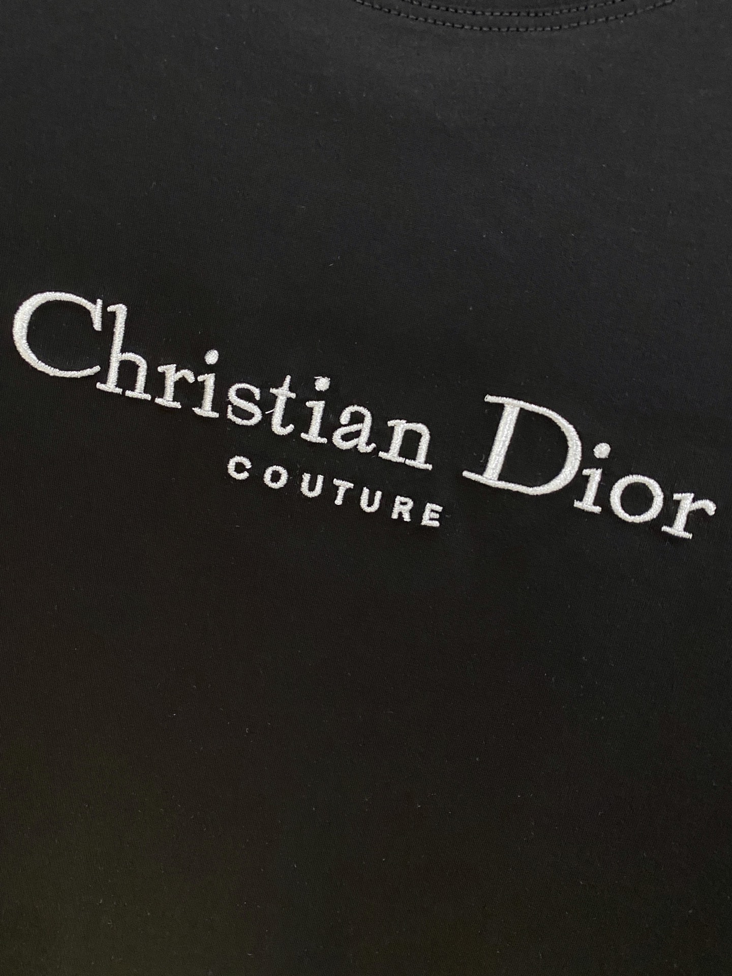  迪奥 2025春夏新款首发专柜最新款圆领短袖 高端订制 设计前卫时尚！品牌logo重工艺设计 高端定制