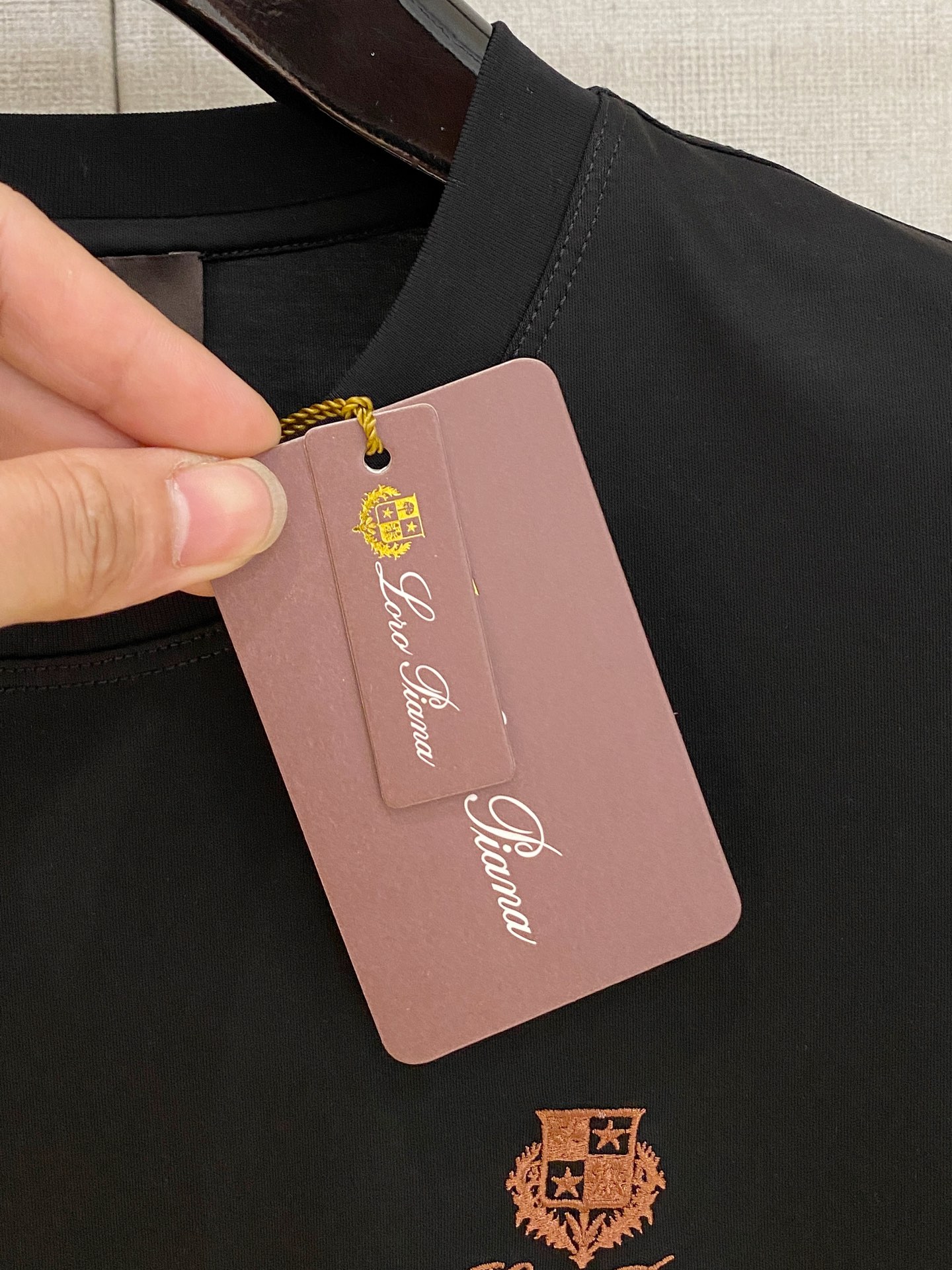  诺悠翩雅 2025春夏新款首发专柜最新款圆领短袖 高端订制 设计前卫时尚！品牌logo重工艺设计 高端