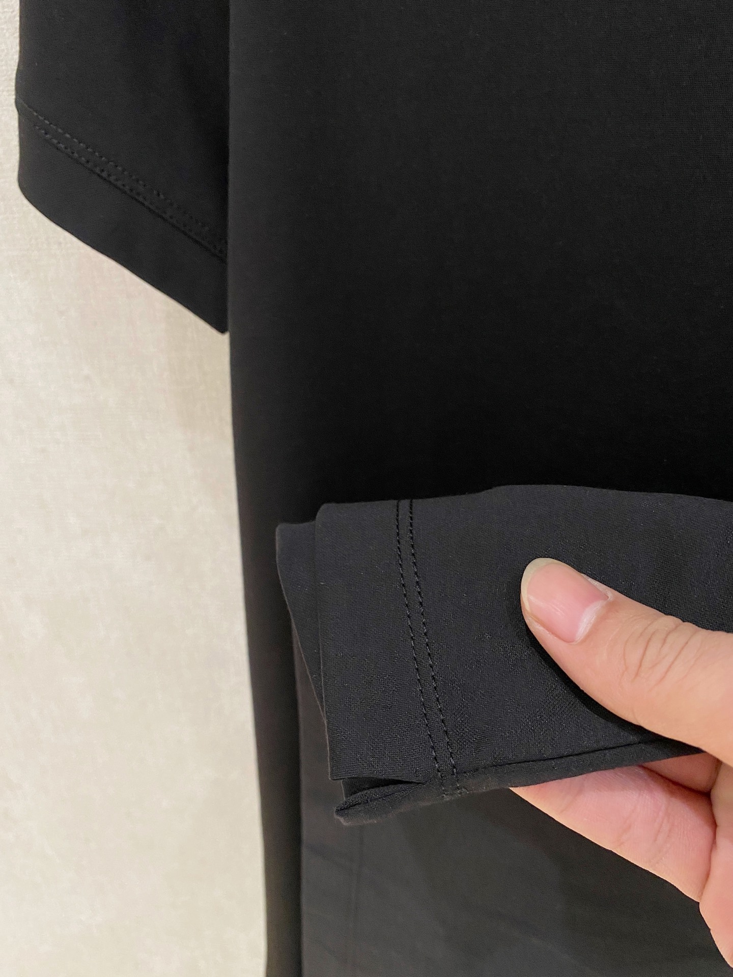  诺悠翩雅 2025春夏新款首发专柜最新款圆领短袖 高端订制 设计前卫时尚！品牌logo重工艺设计 高端