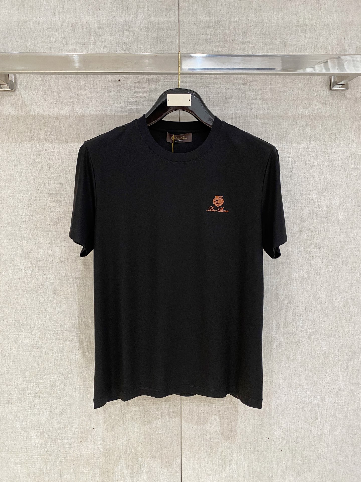  诺悠翩雅 2025春夏新款首发专柜最新款圆领短袖 高端订制 设计前卫时尚！品牌logo重工艺设计 高端