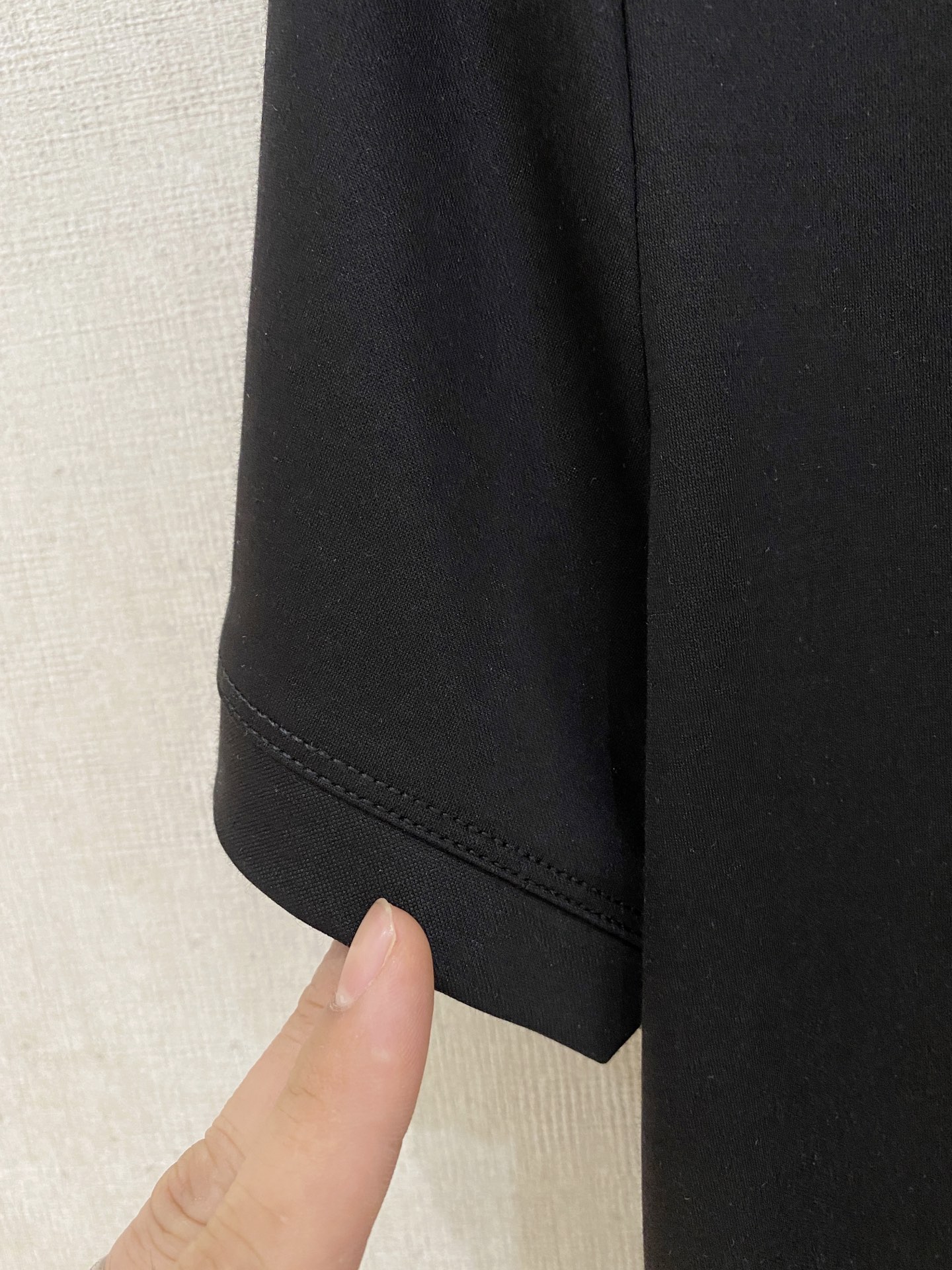  诺悠翩雅 2025春夏新款首发专柜最新款圆领短袖 高端订制 设计前卫时尚！品牌logo重工艺设计 高端