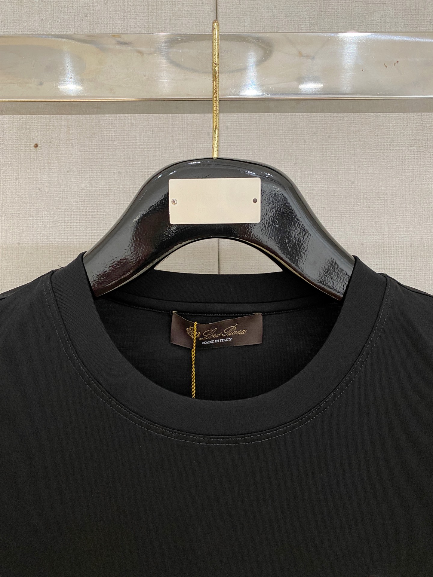  诺悠翩雅 2025春夏新款首发专柜最新款圆领短袖 高端订制 设计前卫时尚！品牌logo重工艺设计 高端