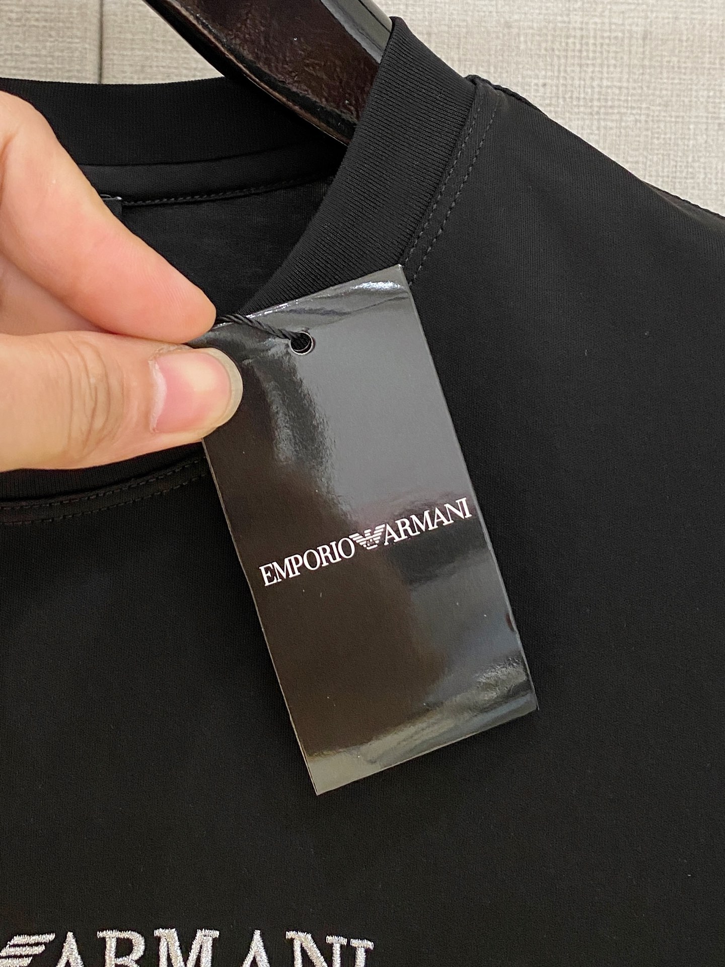  阿玛尼 2025春夏新款首发专柜最新款圆领短袖 高端订制 设计前卫时尚！品牌logo重工艺设计 高端定