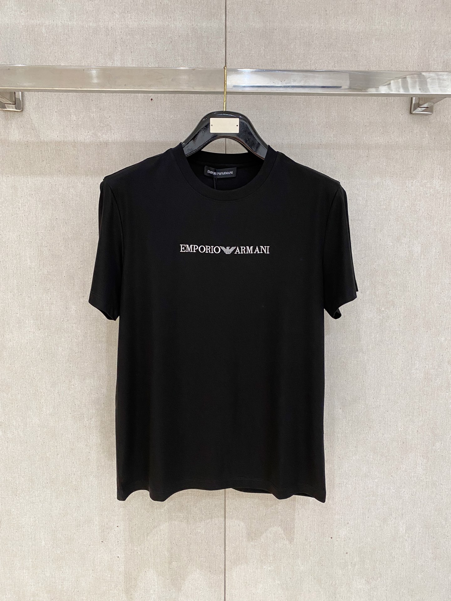  阿玛尼 2025春夏新款首发专柜最新款圆领短袖 高端订制 设计前卫时尚！品牌logo重工艺设计 高端定