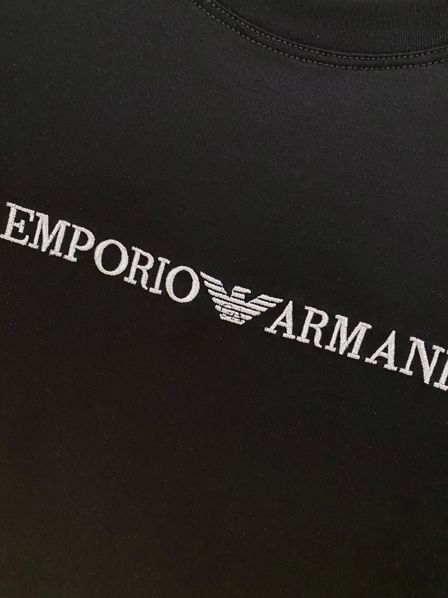  阿玛尼 2025春夏新款首发专柜最新款圆领短袖 高端订制 设计前卫时尚！品牌logo重工艺设计 高端定