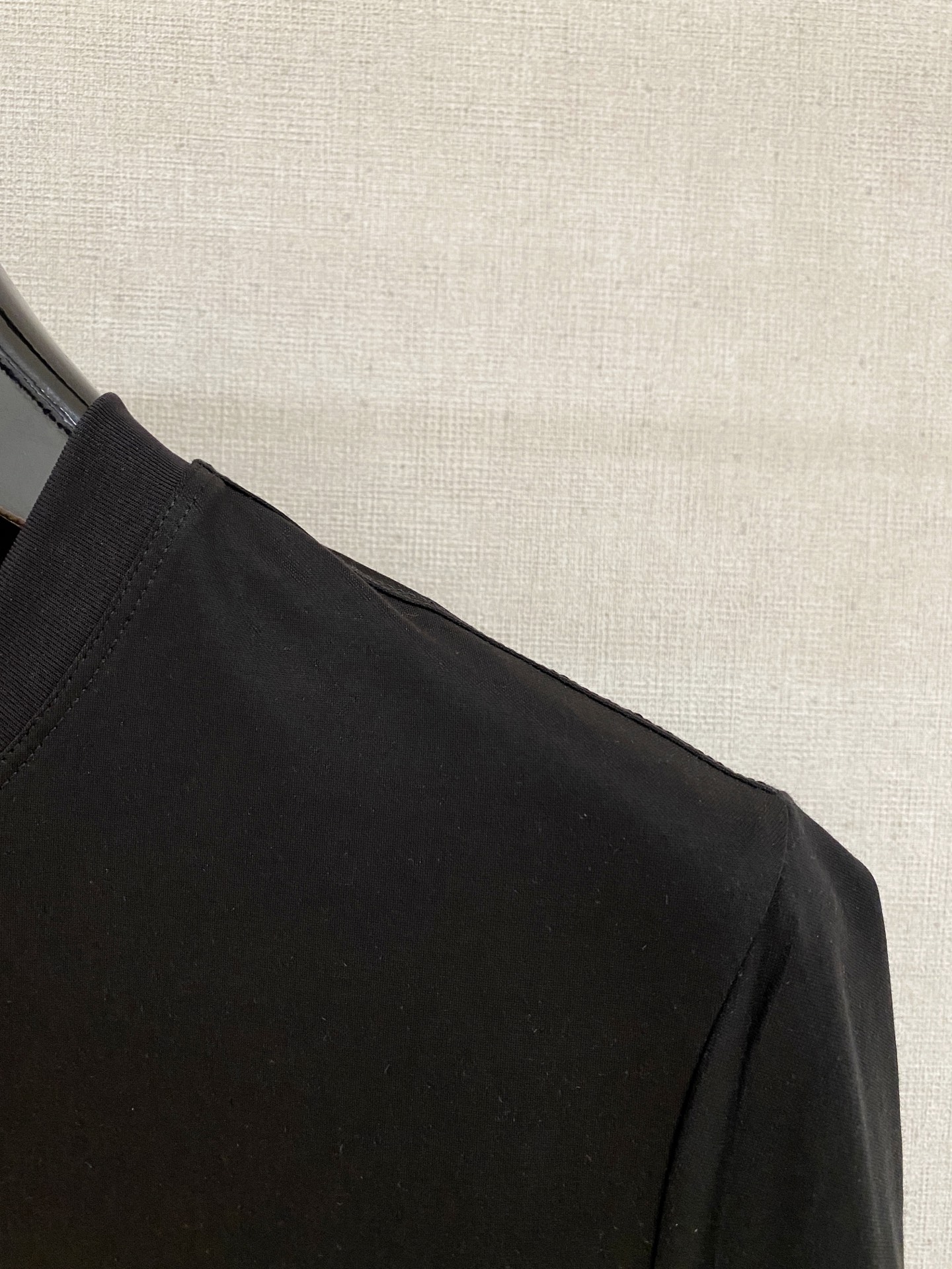  阿玛尼 2025春夏新款首发专柜最新款圆领短袖 高端订制 设计前卫时尚！品牌logo重工艺设计 高端定