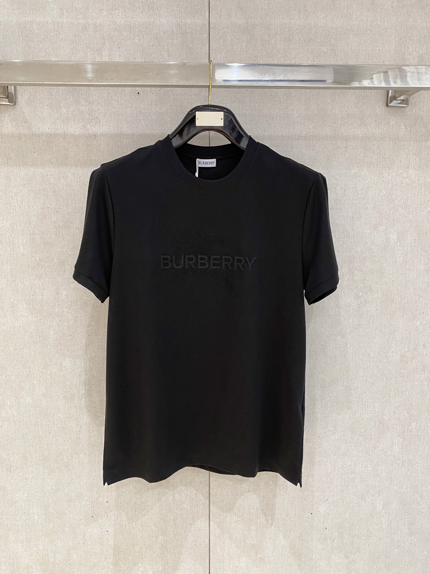  巴宝莉 2025春夏新款首发专柜最新款圆领短袖 高端订制 设计前卫时尚！品牌logo重工艺设计 高端定