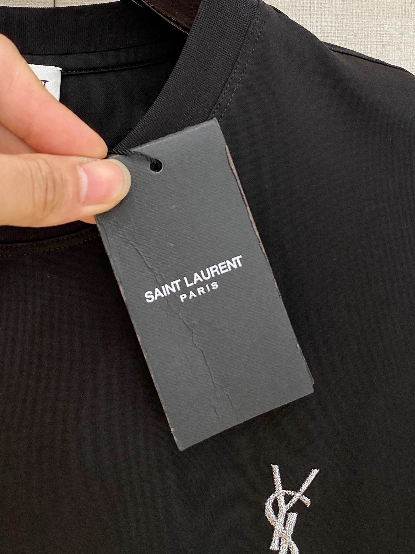  圣罗兰 2025春夏新款首发专柜最新款圆领短袖 高端订制 设计前卫时尚！品牌logo重工艺设计 高端定