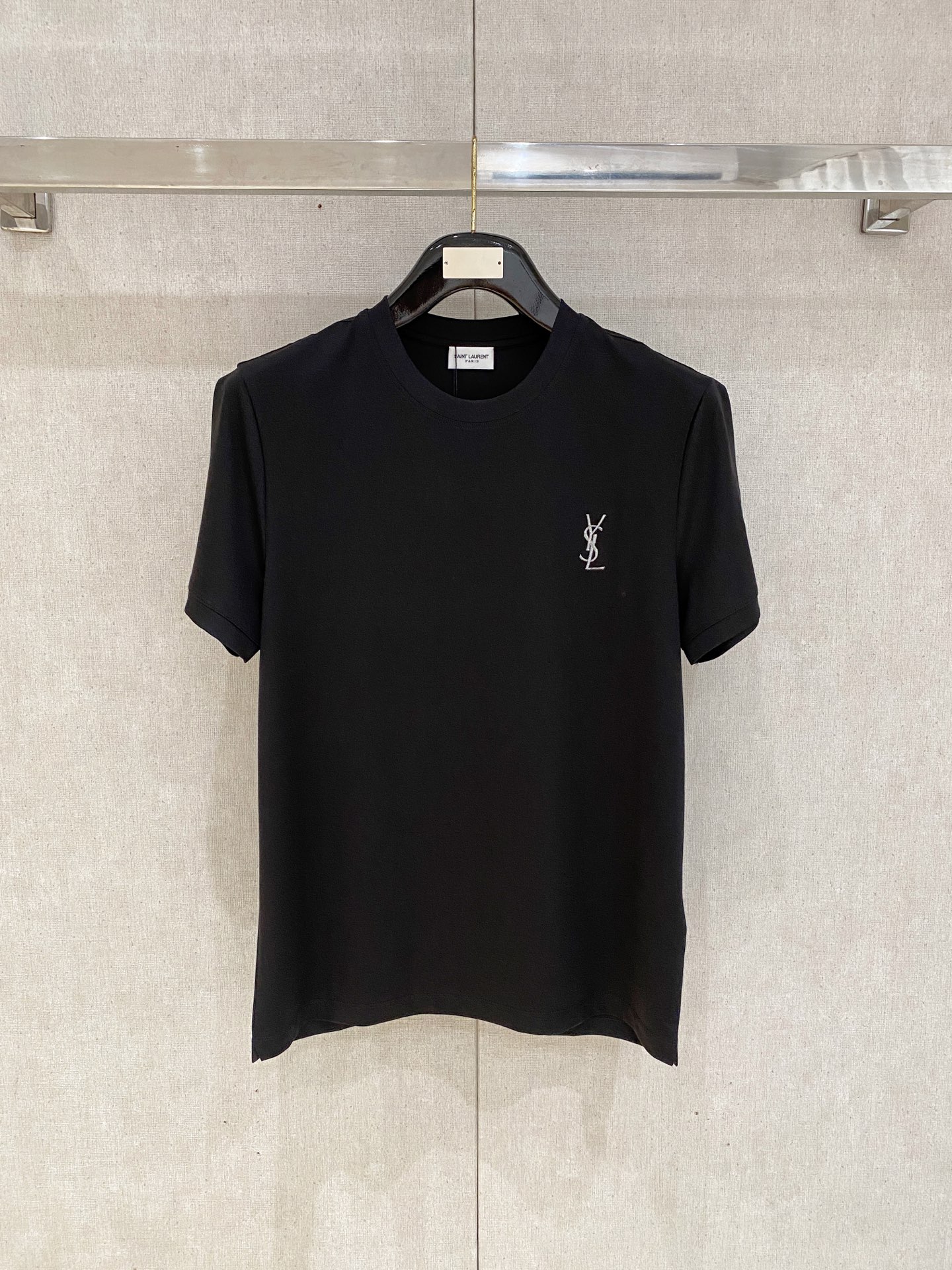  圣罗兰 2025春夏新款首发专柜最新款圆领短袖 高端订制 设计前卫时尚！品牌logo重工艺设计 高端定