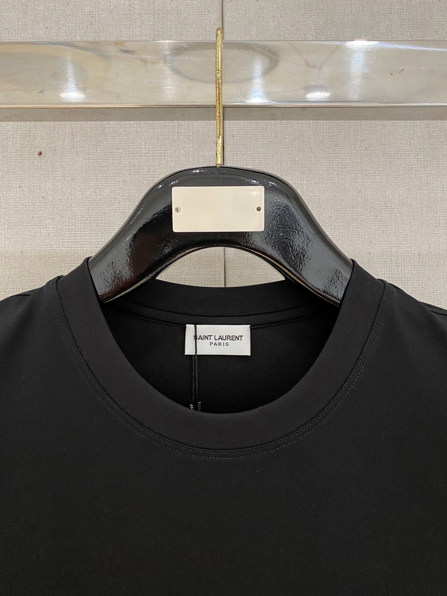  圣罗兰 2025春夏新款首发专柜最新款圆领短袖 高端订制 设计前卫时尚！品牌logo重工艺设计 高端定