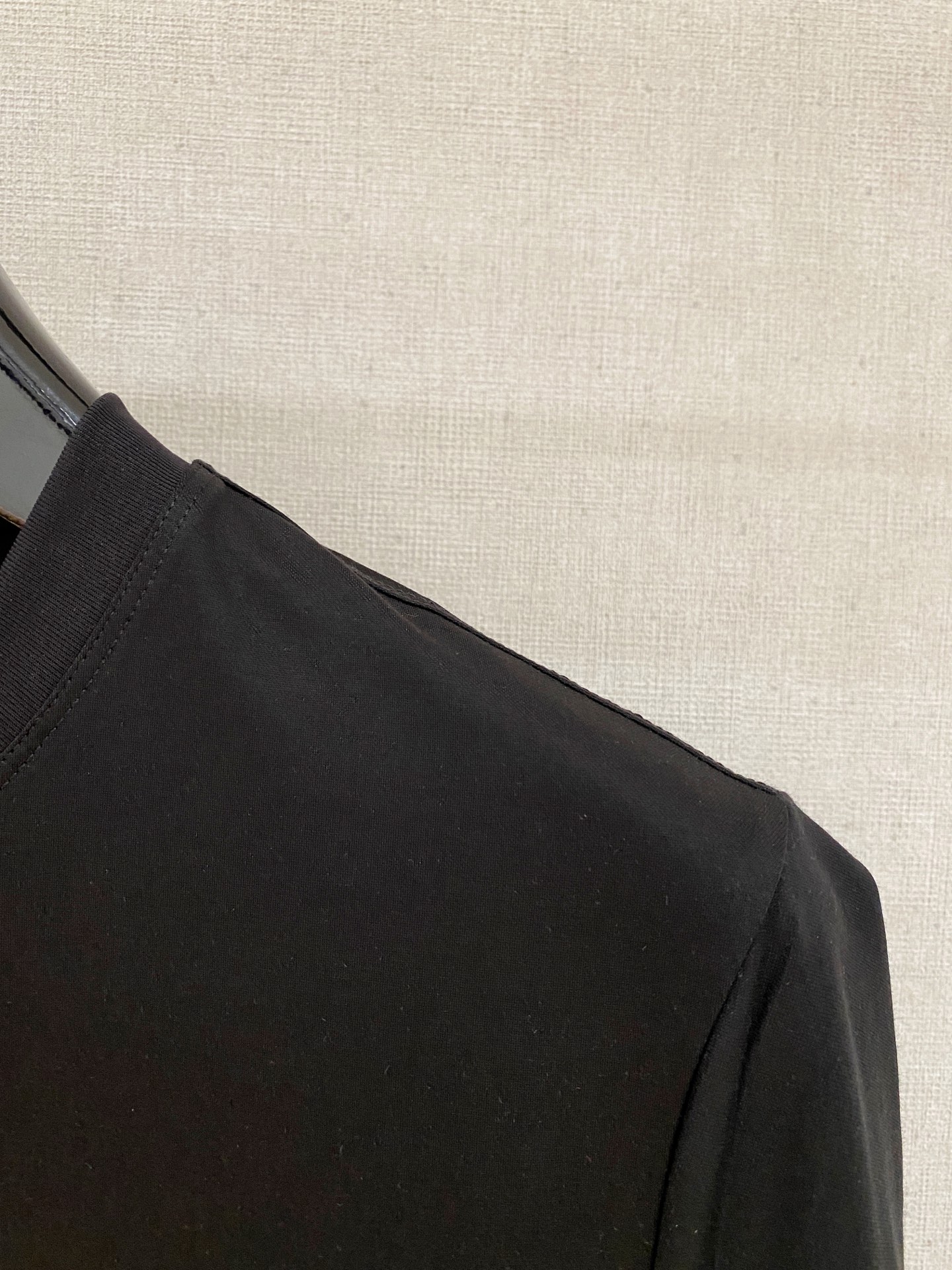  圣罗兰 2025春夏新款首发专柜最新款圆领短袖 高端订制 设计前卫时尚！品牌logo重工艺设计 高端定