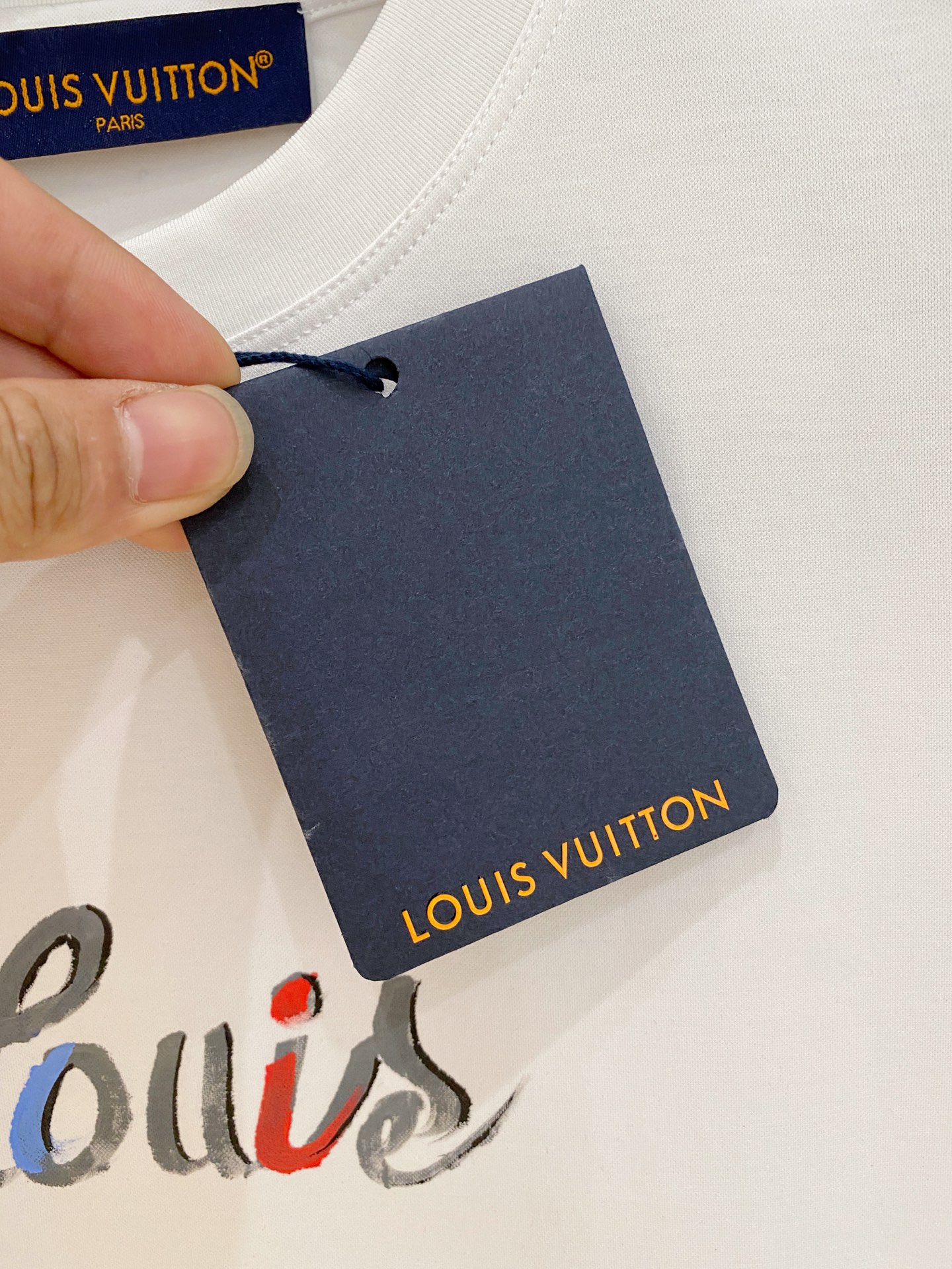  1v 路易威登 2025春夏新款首发专柜最新款圆领短袖 高端订制 设计前卫时尚！品牌logo重工艺设计