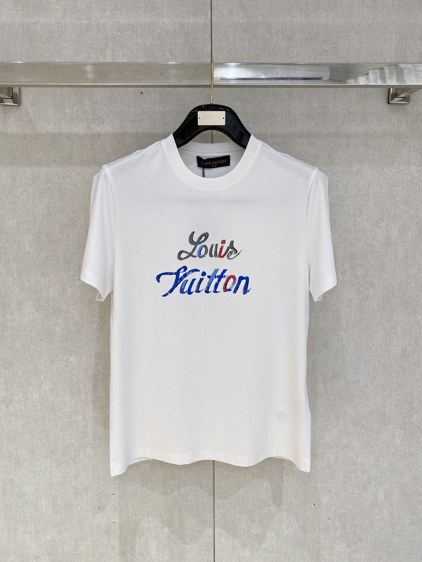  1v 路易威登 2025春夏新款首发专柜最新款圆领短袖 高端订制 设计前卫时尚！品牌logo重工艺设计