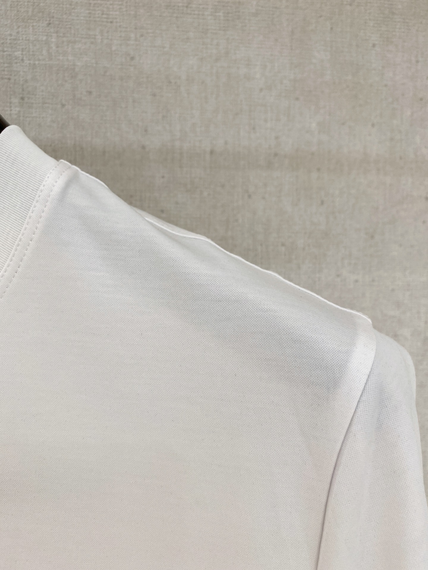  1v 路易威登 2025春夏新款首发专柜最新款圆领短袖 高端订制 设计前卫时尚！品牌logo重工艺设计