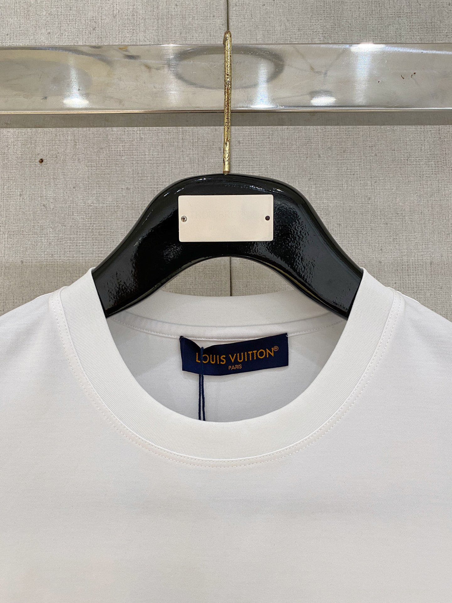  1v 路易威登 2025春夏新款首发专柜最新款圆领短袖 高端订制 设计前卫时尚！品牌logo重工艺设计