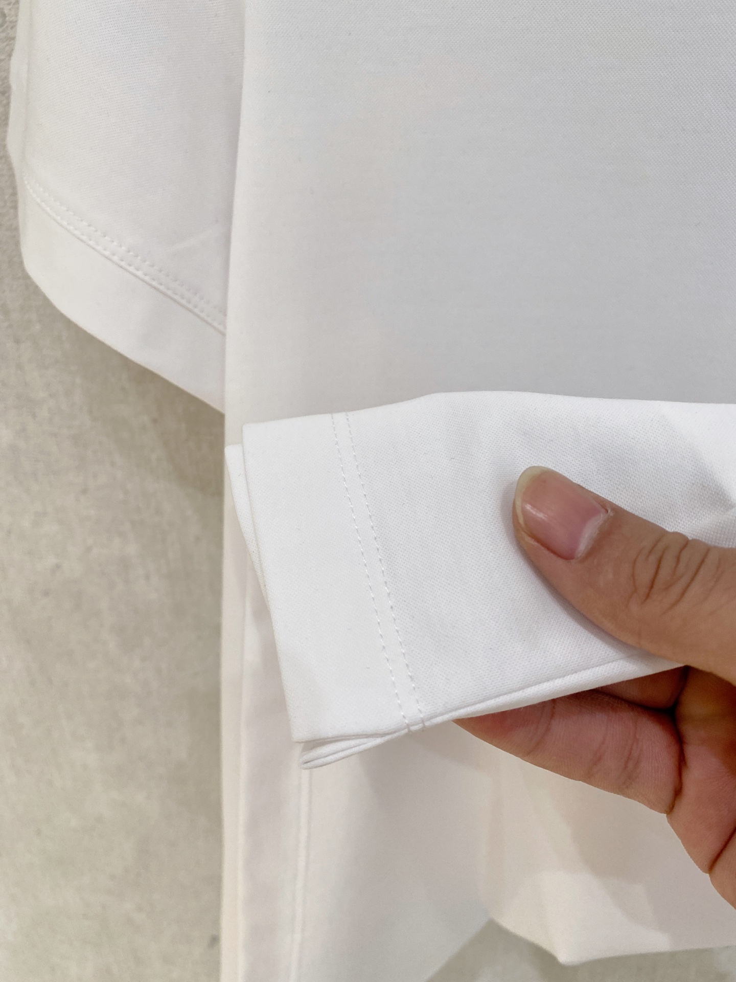  1v 路易威登 2025春夏新款首发专柜最新款圆领短袖 高端订制 设计前卫时尚！品牌logo重工艺设计