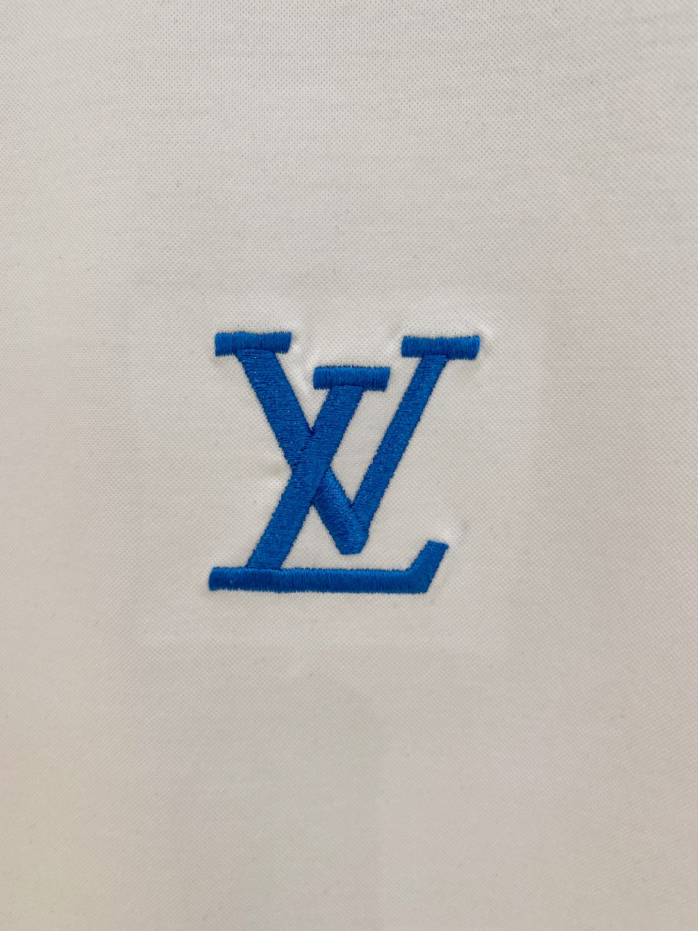  1v 路易威登 2025春夏新款首发专柜最新款圆领短袖 高端订制 设计前卫时尚！品牌logo重工艺设计